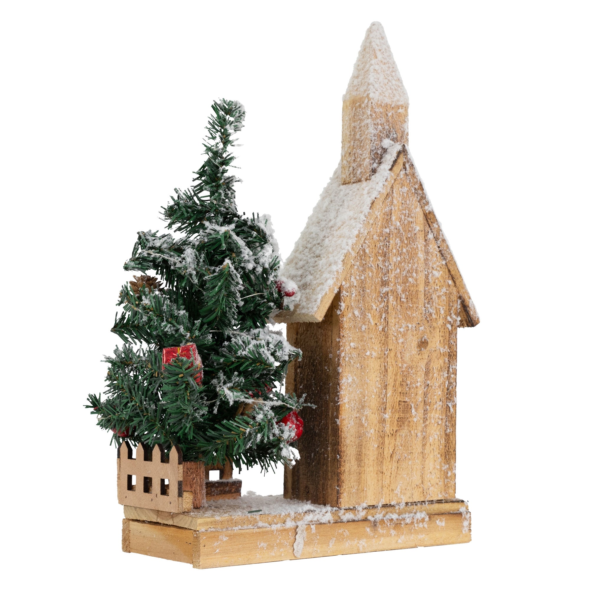 Seitenansicht eines Holzhauses mit Weihnachtsbaum und Schnee.