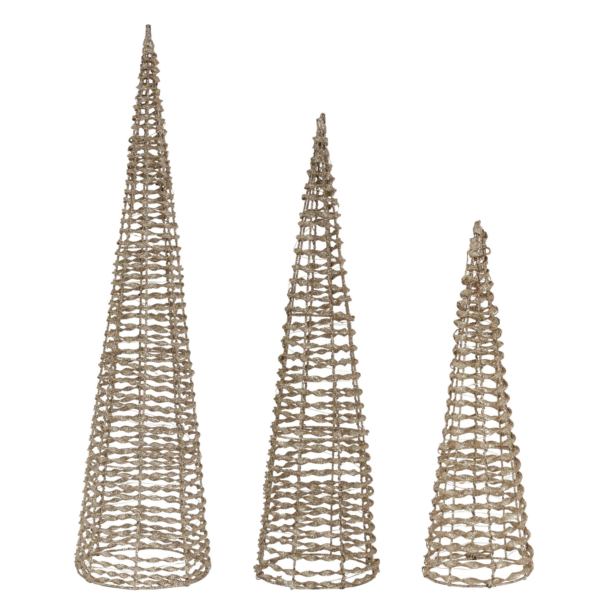 Trois sapins de Noël décoratifs en matériau tressé de différentes hauteurs, sur un fond blanc.
