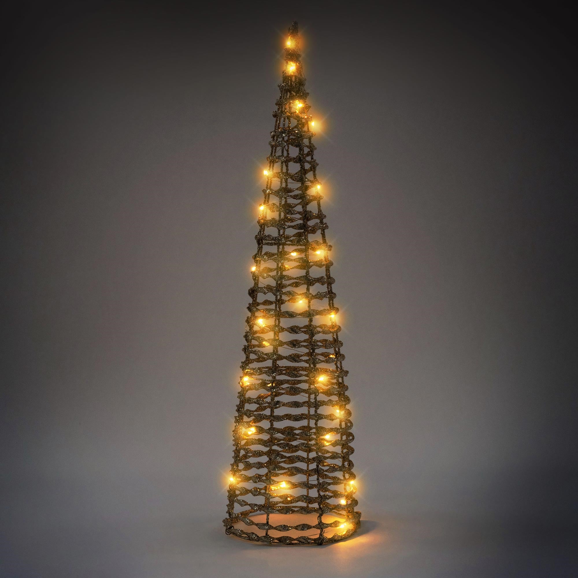 Un arbre de Noël décoratif en fil de fer avec des lumières, sur fond sombre.