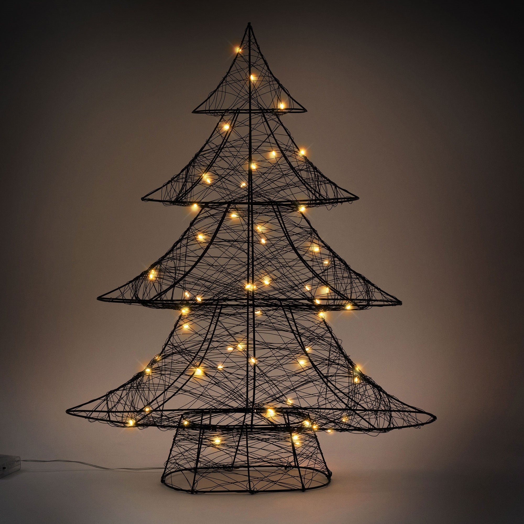 Ein dekorativer, drahtiger Weihnachtsbaum mit Lichtern.