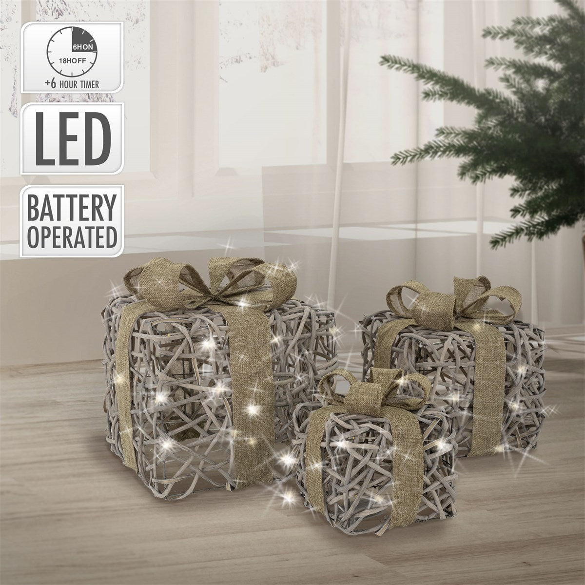Drei dekorierte Geschenke mit Schleifen, LED-Beleuchtung, auf Holzfußboden.