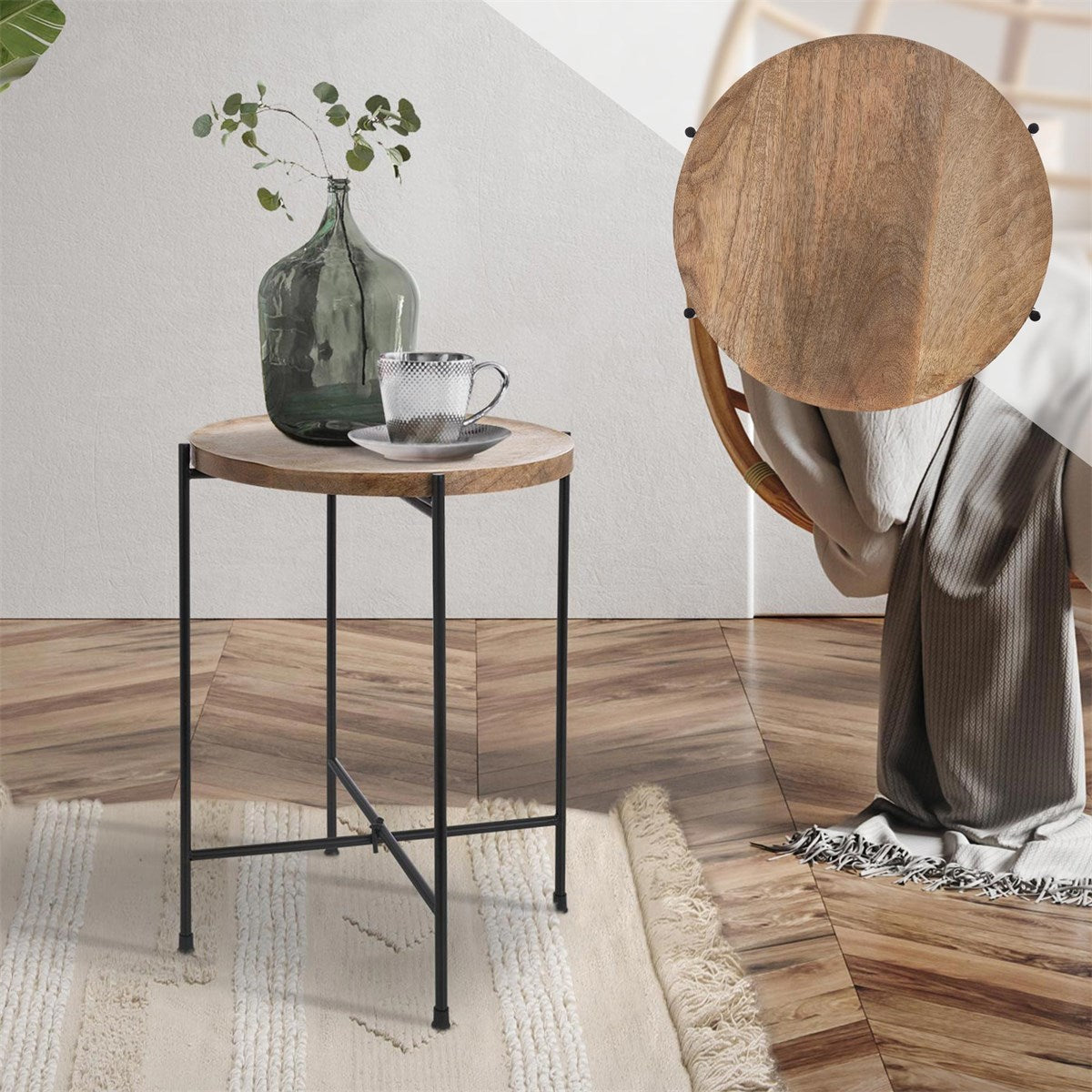 Holztisch mit Glasvase und Pflanze, daneben ein Teller mit Tasse auf einem Teppich.