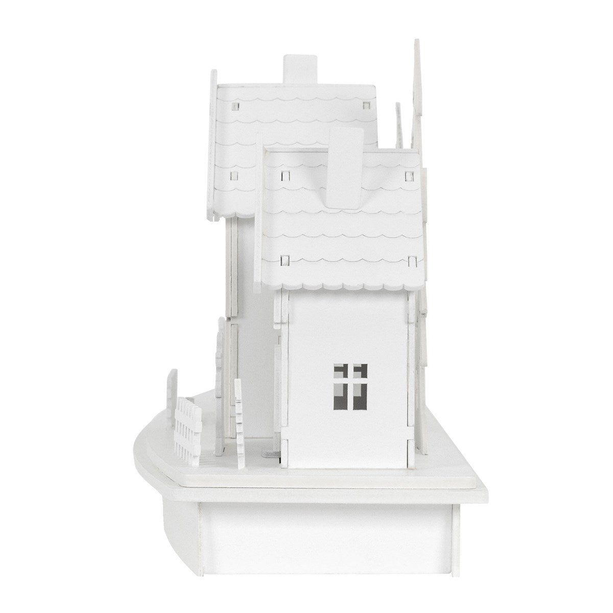 Seitenansicht eines weißen, dekorativen Hauses mit Dach und Fenstern.