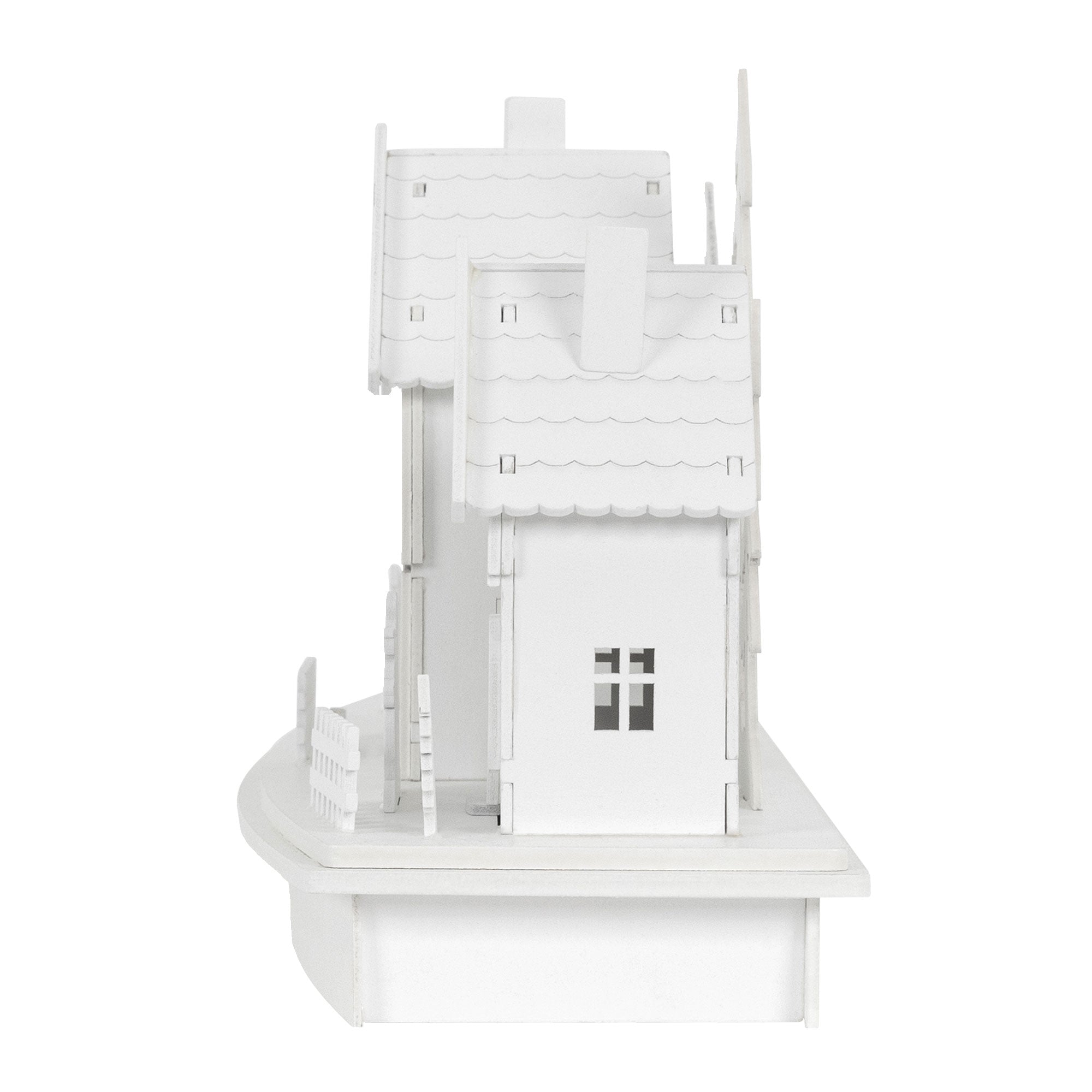 Seitenansicht eines weißen, dekorativen Hauses mit Dach und Fenstern.