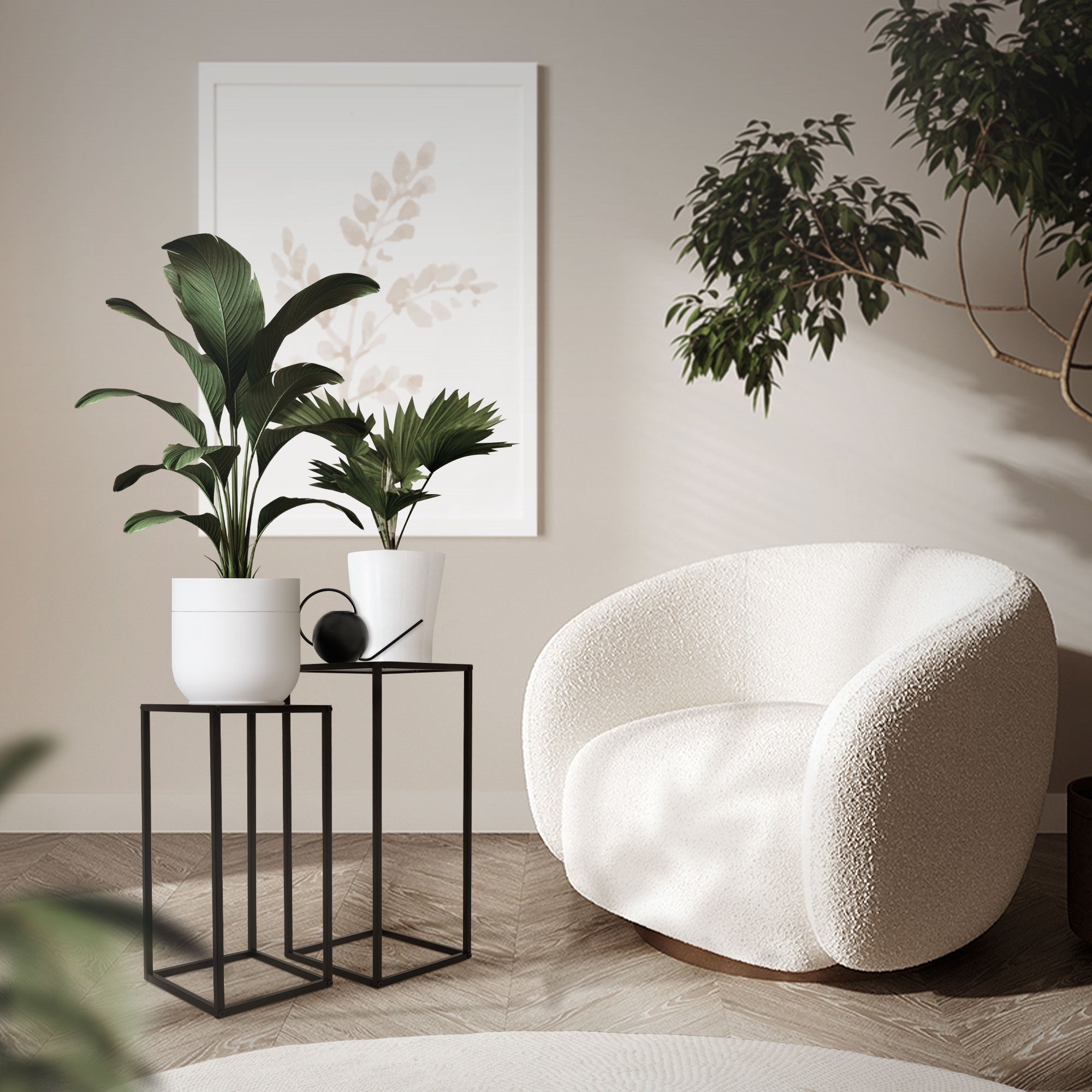 Wohnzimmer mit Pflanzen, einem Stuhl und dekorativem Bild an der Wand.