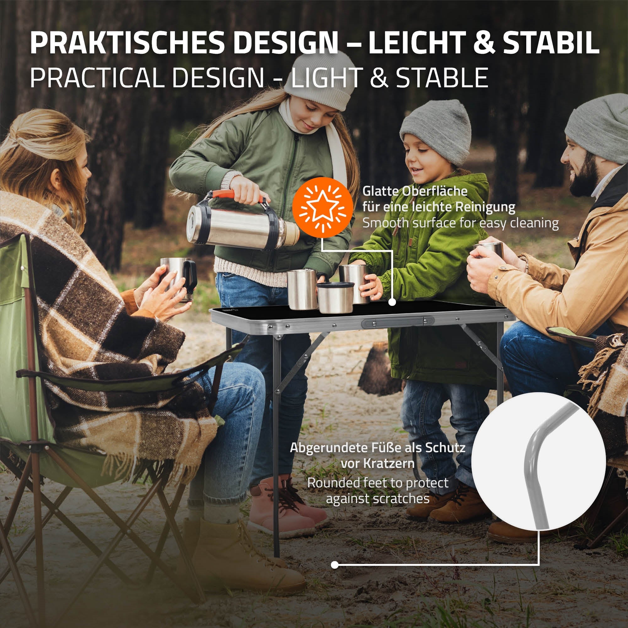 Tisch mit Kaffeekanne und Tassen, umgeben von Personen im Freien.