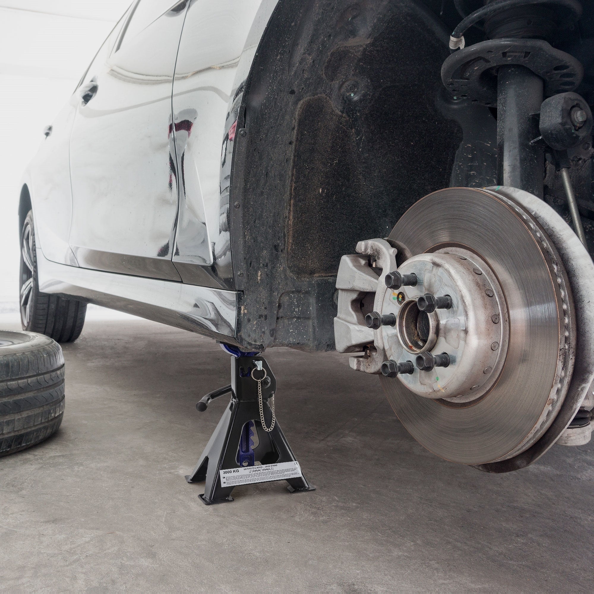Auto mit einem Wagenheber unter dem Rad zur Reparatur.