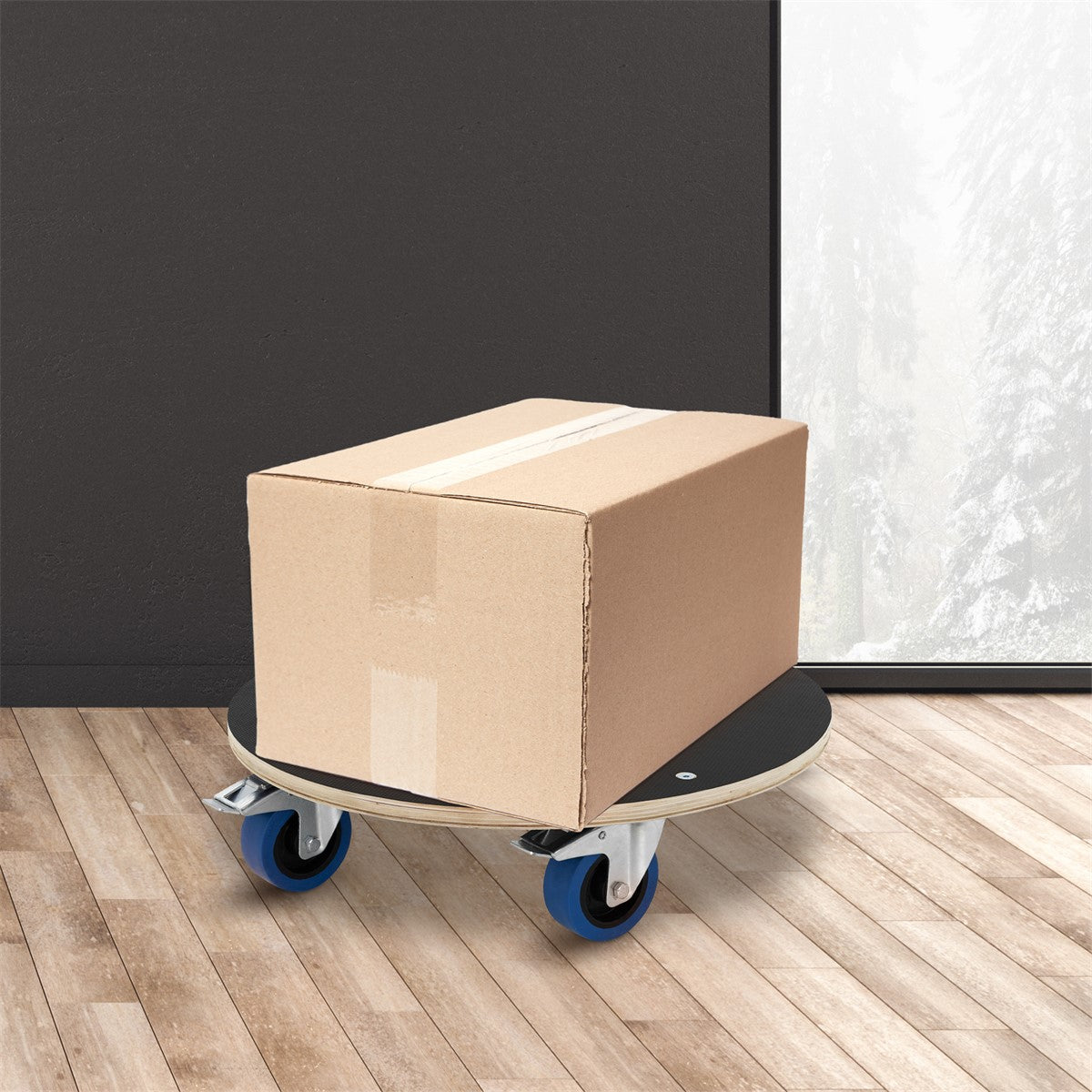 Karton auf einem runden Multiplexwagen auf einem Holzboden.