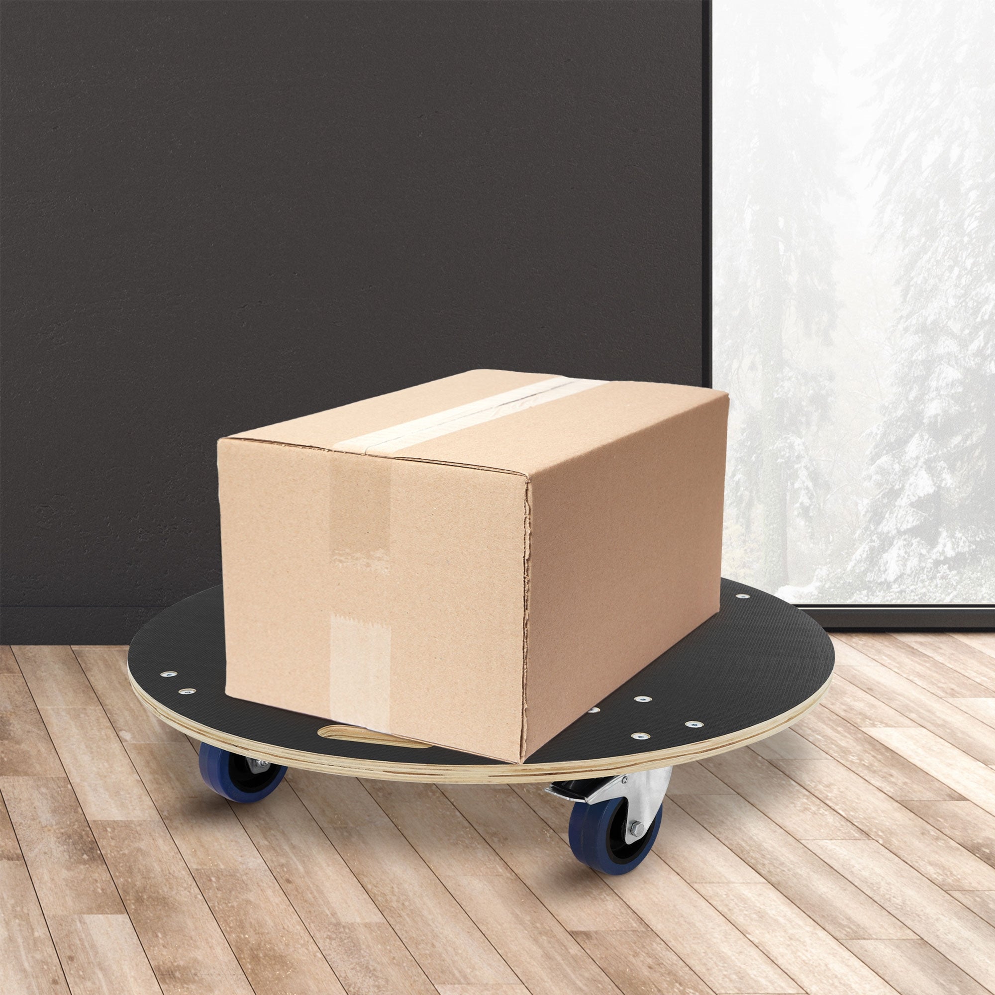 Ein Karton auf einem Möbelroller, der auf einem Holzfußboden steht.