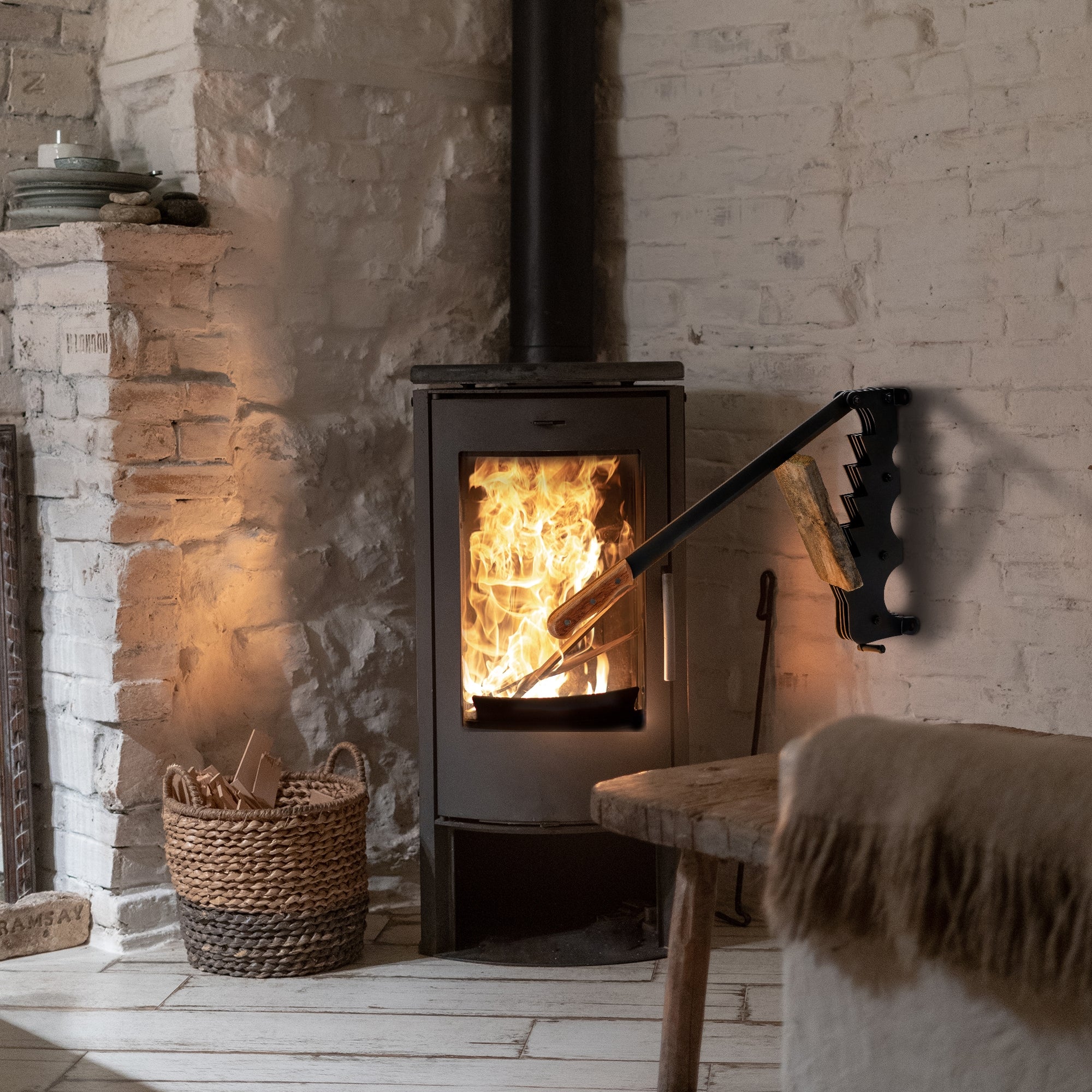 Kamin mit Feuer, Holzkorb und rustikaler Einrichtung in einem Raum.