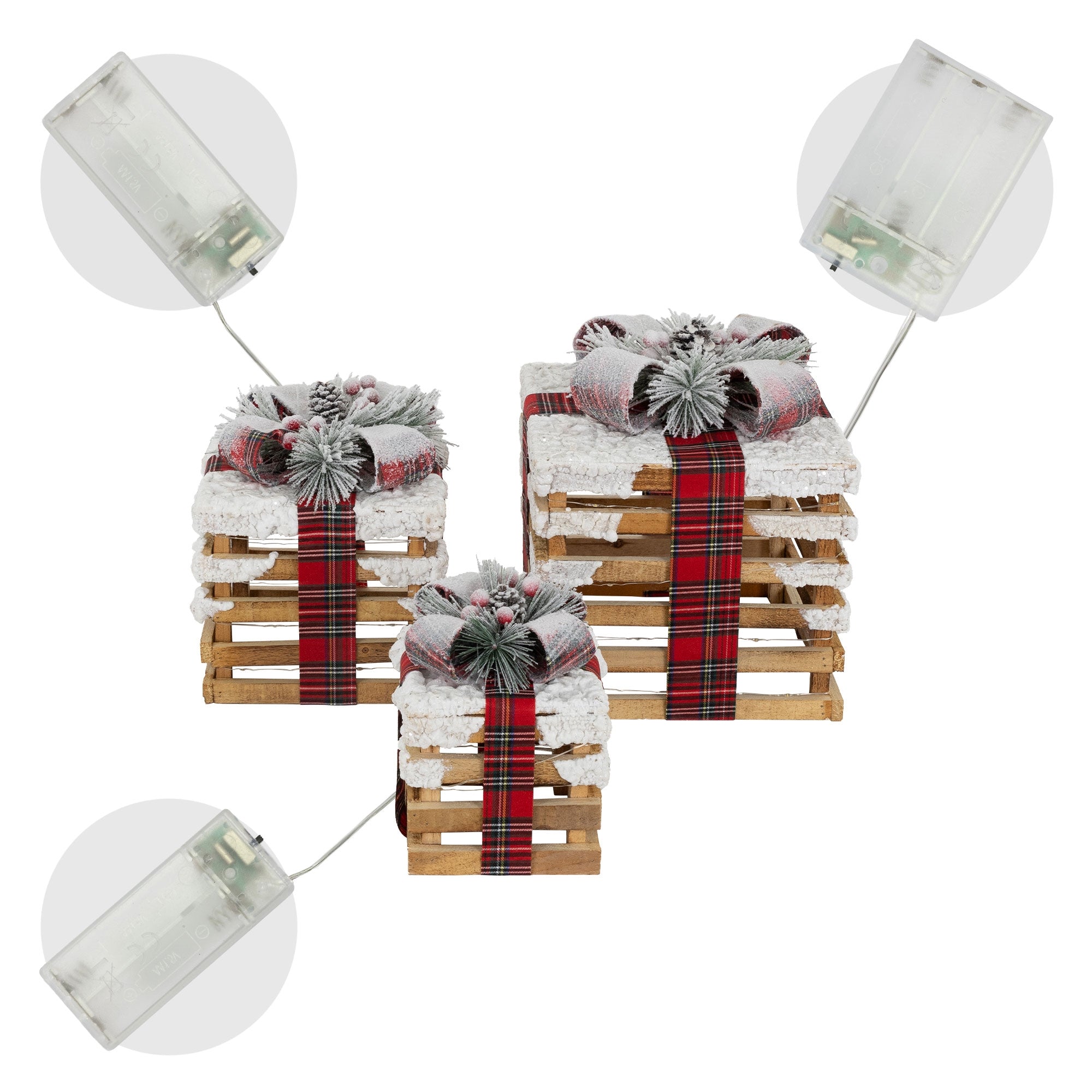 Drei Geschenke in Holzoptik mit roten Bändern und Lichtern auf hellem Hintergrund.