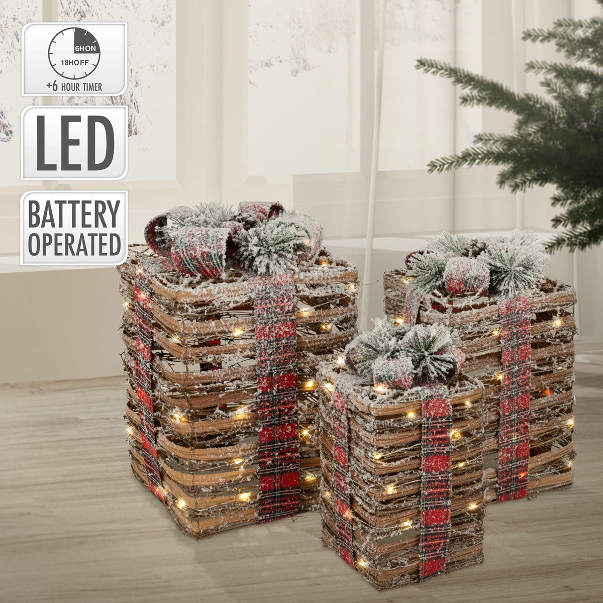 Drei Geschenkkörbe mit Lichtern und Dekoration in einem Raum.