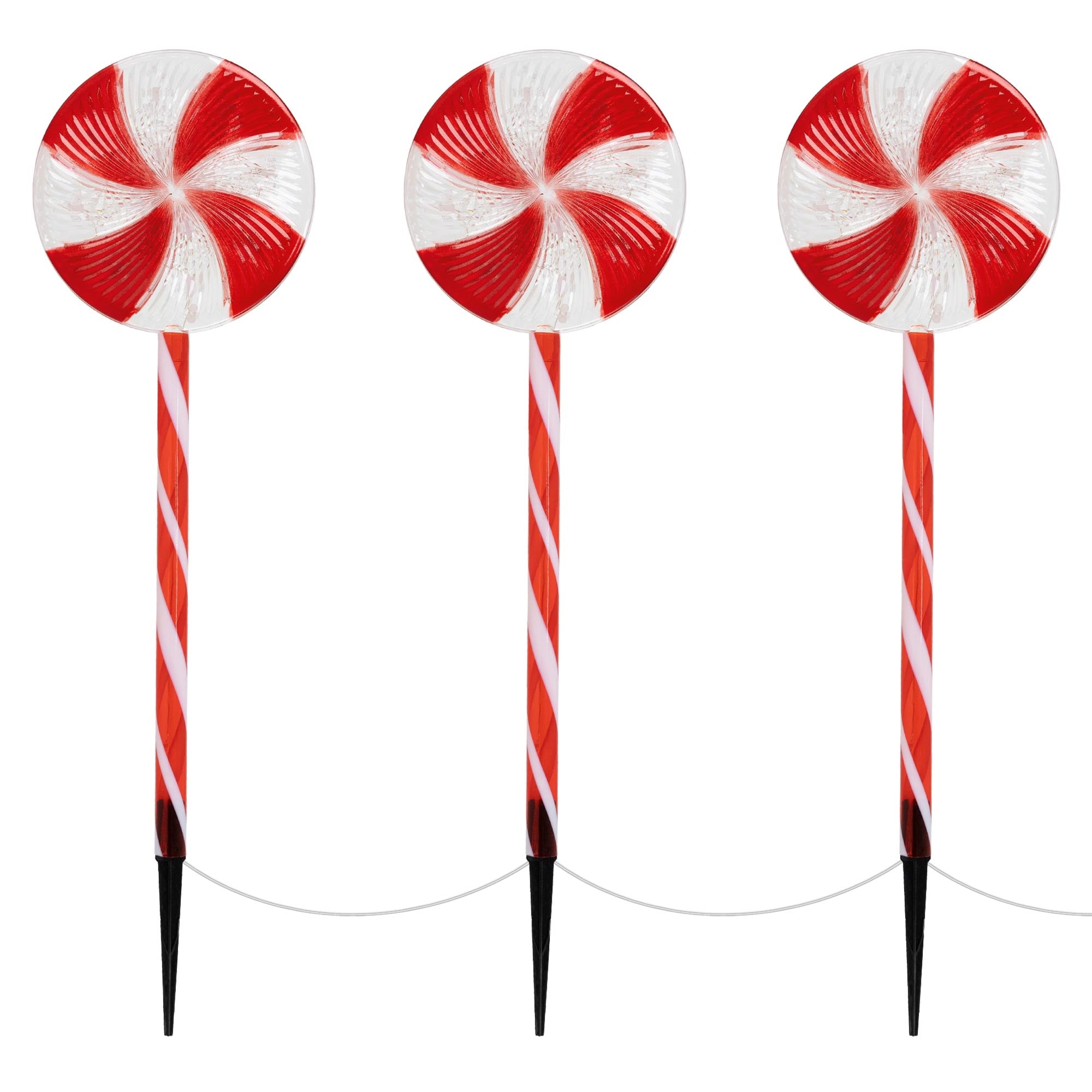 Drei Zuckerstangen mit rot-weißen Streifen auf einem weißen Hintergrund.