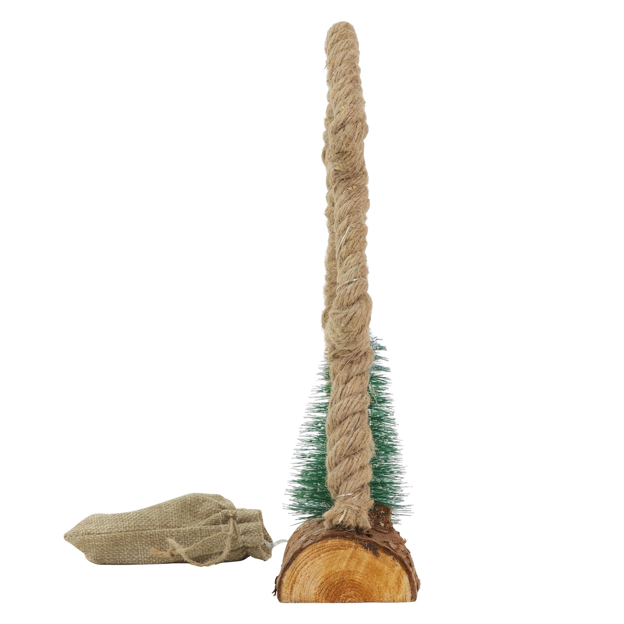 Seitenansicht einer Weihnachtsbaumfigur aus Seil mit Tannenbäumen und einem kleinen Sack.