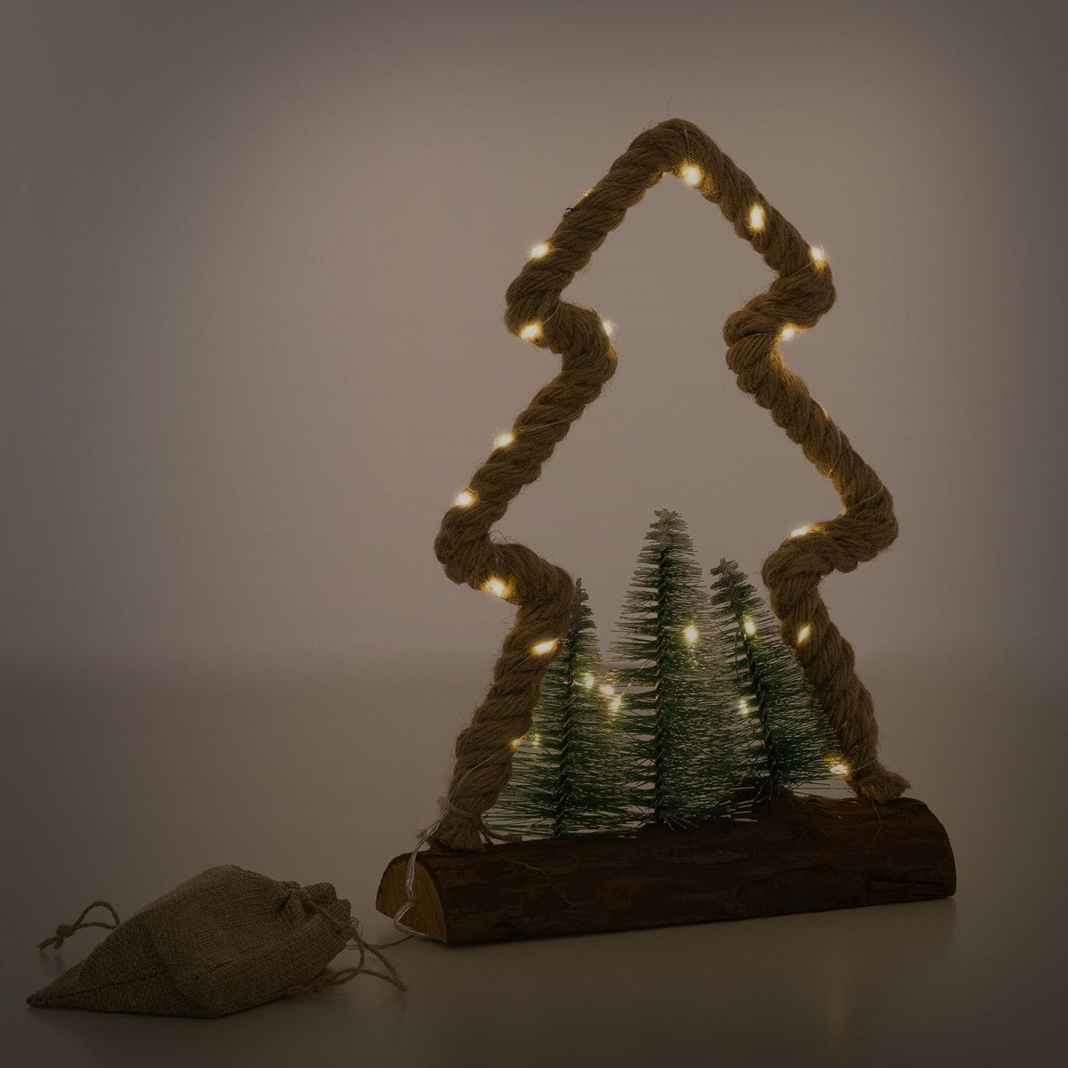 Dekorative Weihnachtsbaumform aus Seil mit Lichtern und kleinen Tannenbäumen.