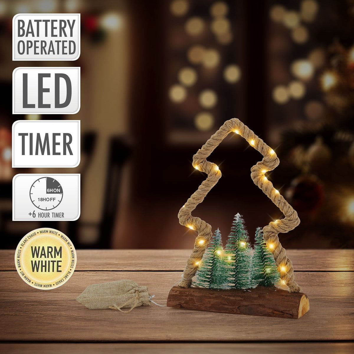 Verlichte kerstboom van touw met kleine dennenboompjes en een jutezak.