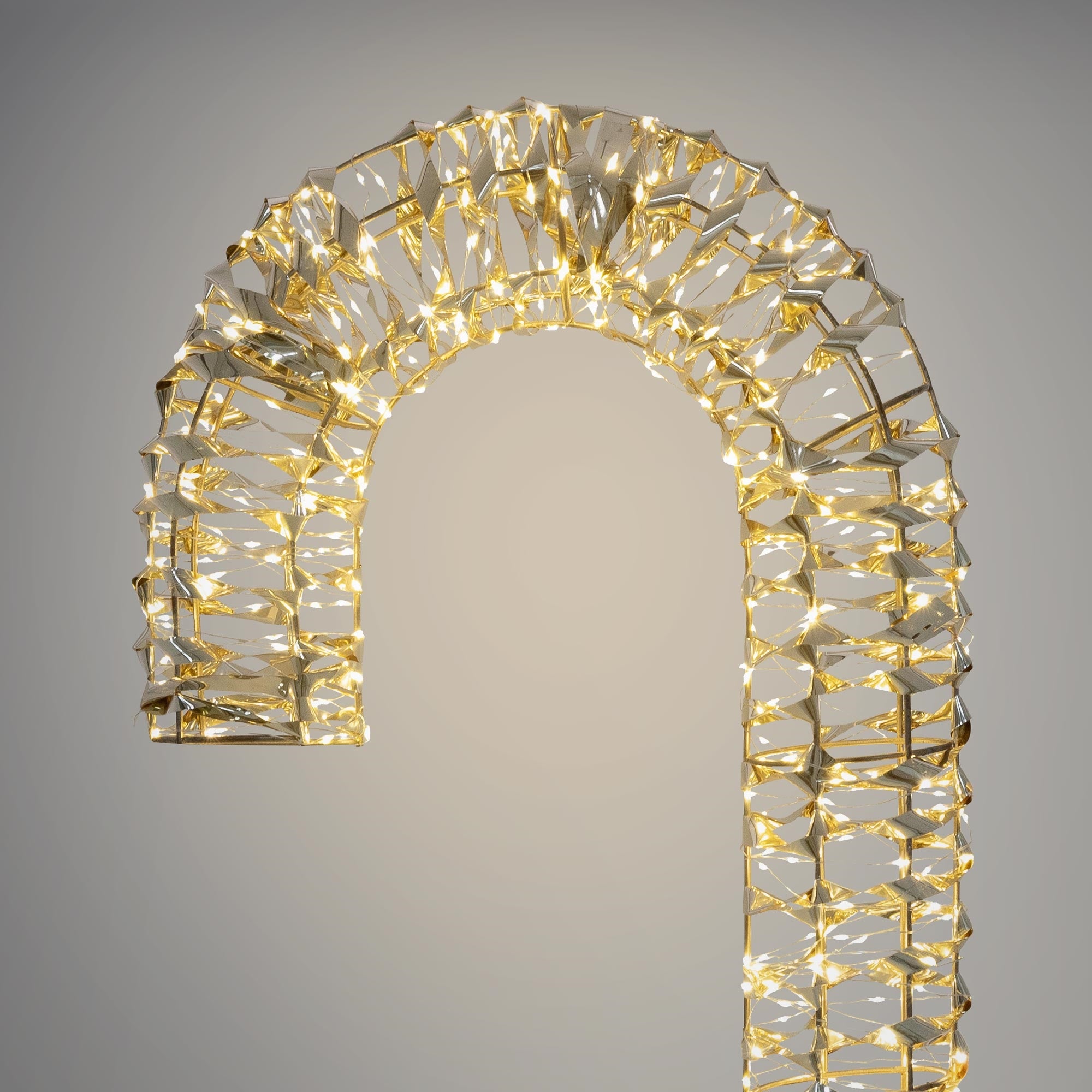 Eine dekorative Lampe in Form eines Bogens, aus transparentem Material mit warmem Licht.
