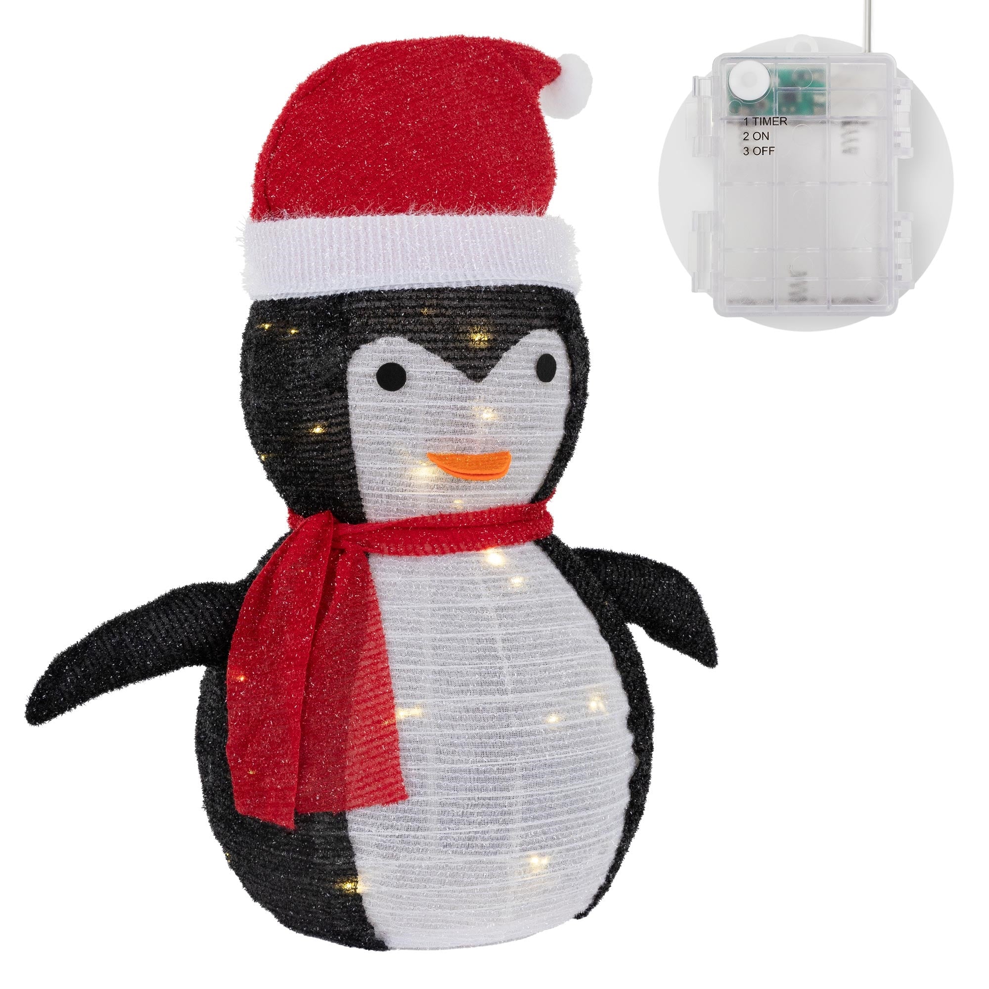 Pinguin mit rotem Hut, Schal und Beleuchtung, auf weißem Hintergrund.
