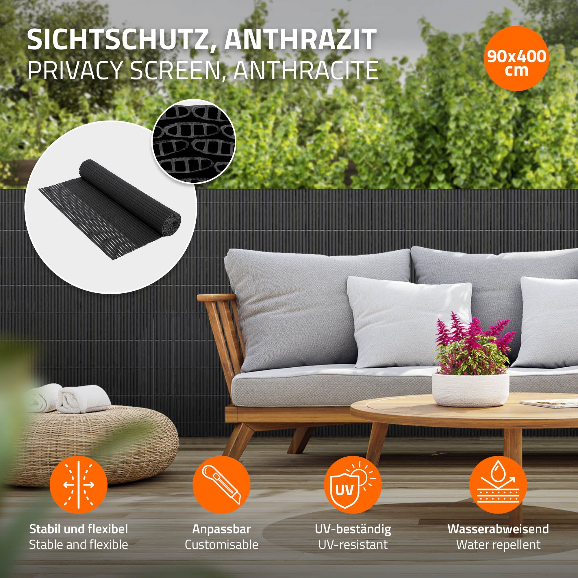 Sichtschutz in Anthrazit, 90x400 cm, mit Sofa und Pflanzen im Hintergrund.
