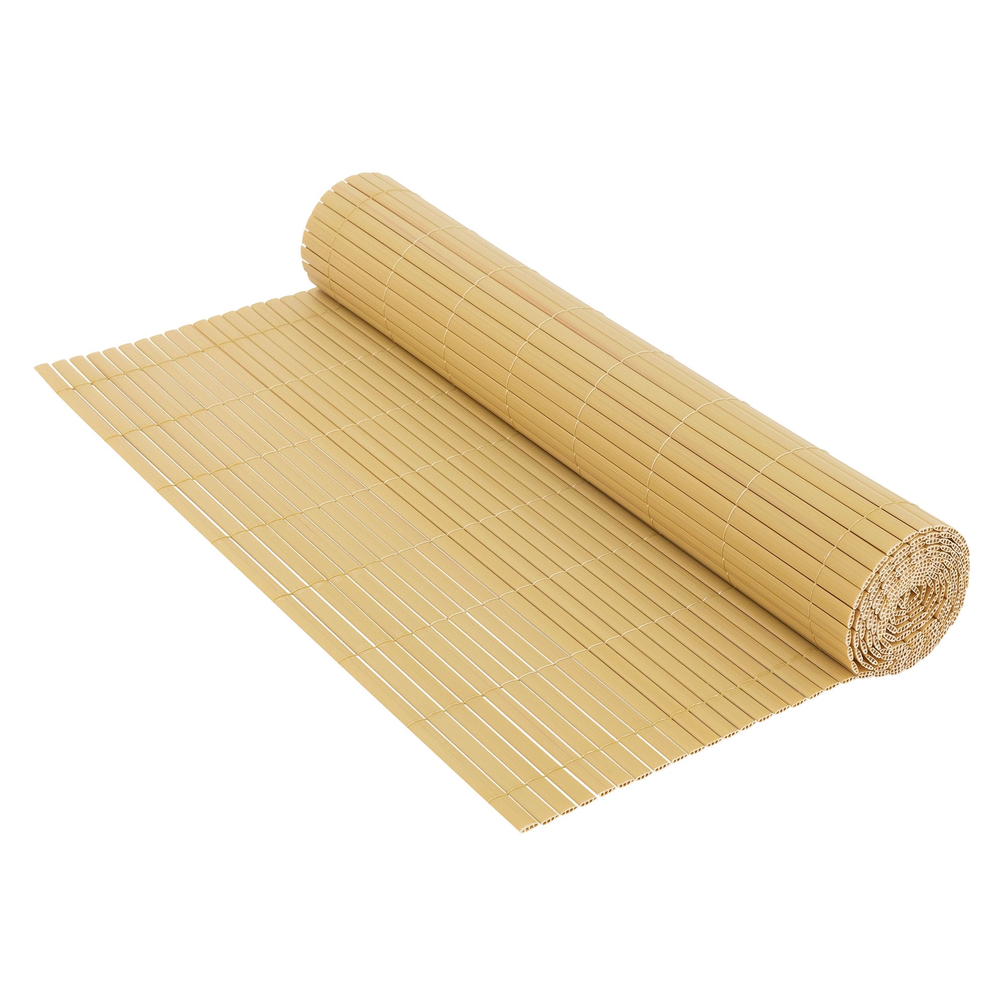 Gerollter Sichtschutz in Bambus-Optik, beige, auf einem weißen Hintergrund.