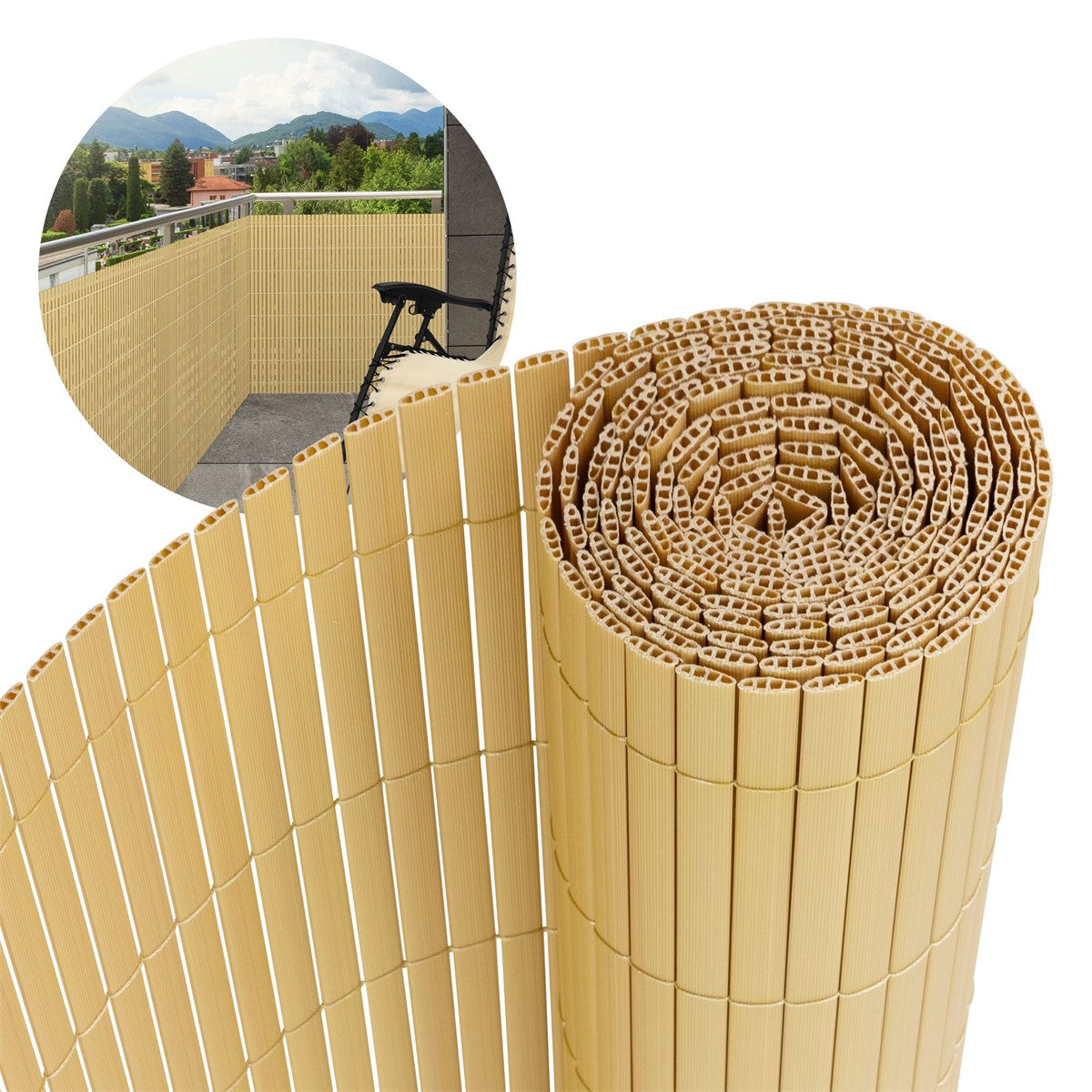 Rollen von Sichtschutzpaneelen mit einer Ansicht auf einen Balkon im Hintergrund.