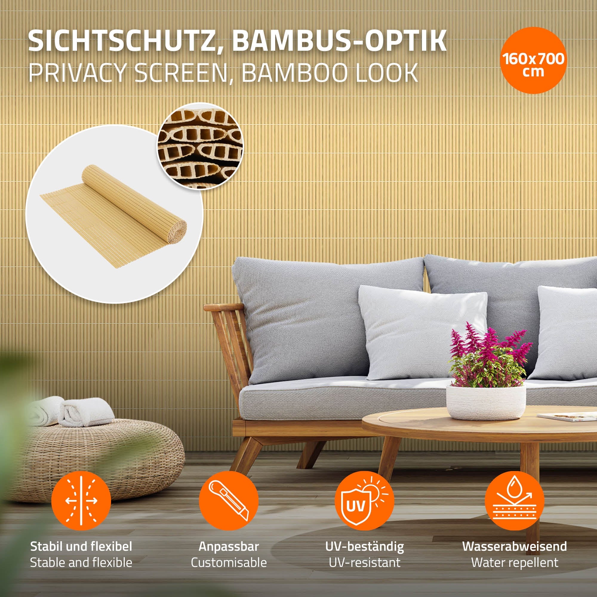 Sichtschutz in Bambus-Optik, Rolle und Sofa im Hintergrund.