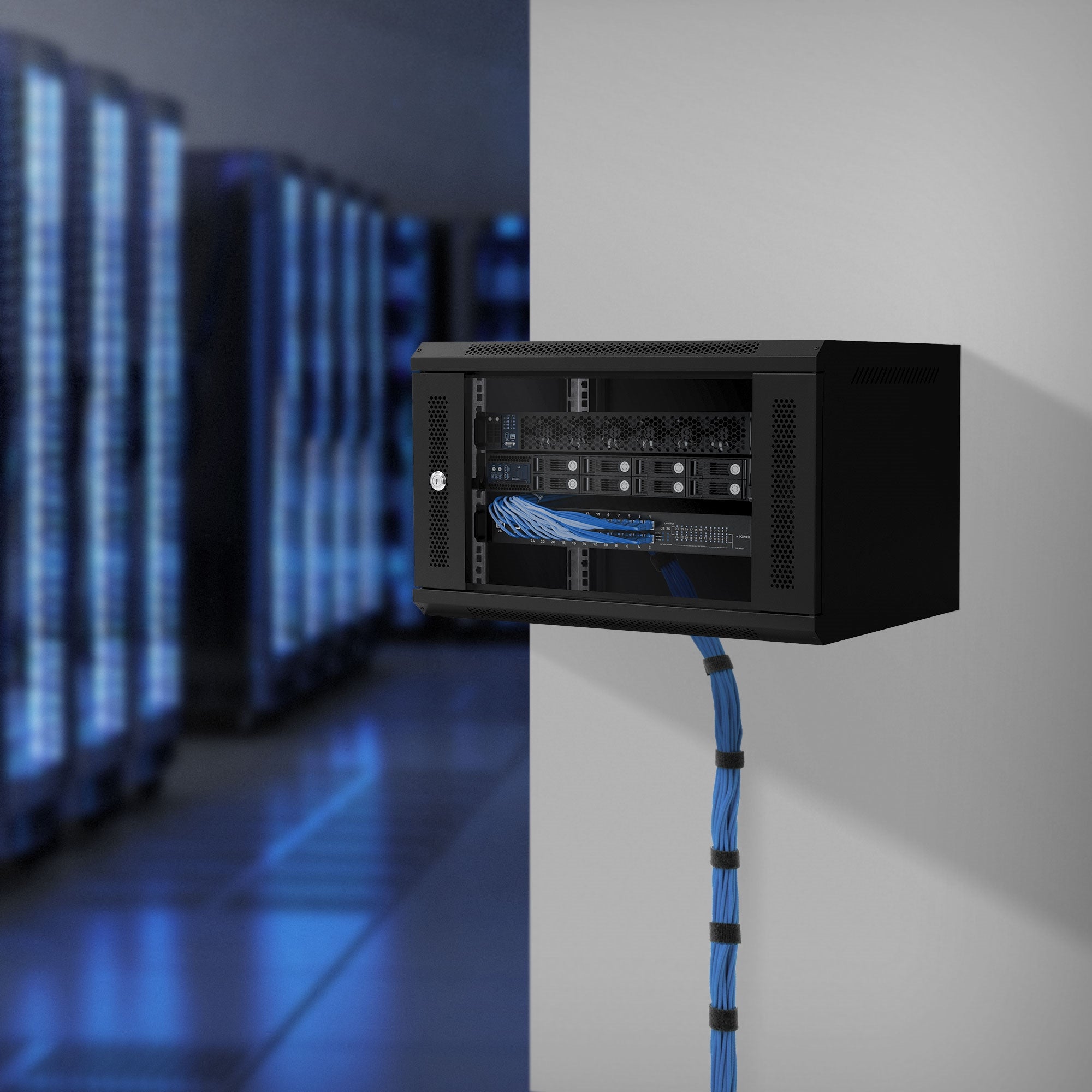 Schwarzer Server-Schrank an einer Wand mit Kabeln, im Hintergrund Server-Racks.