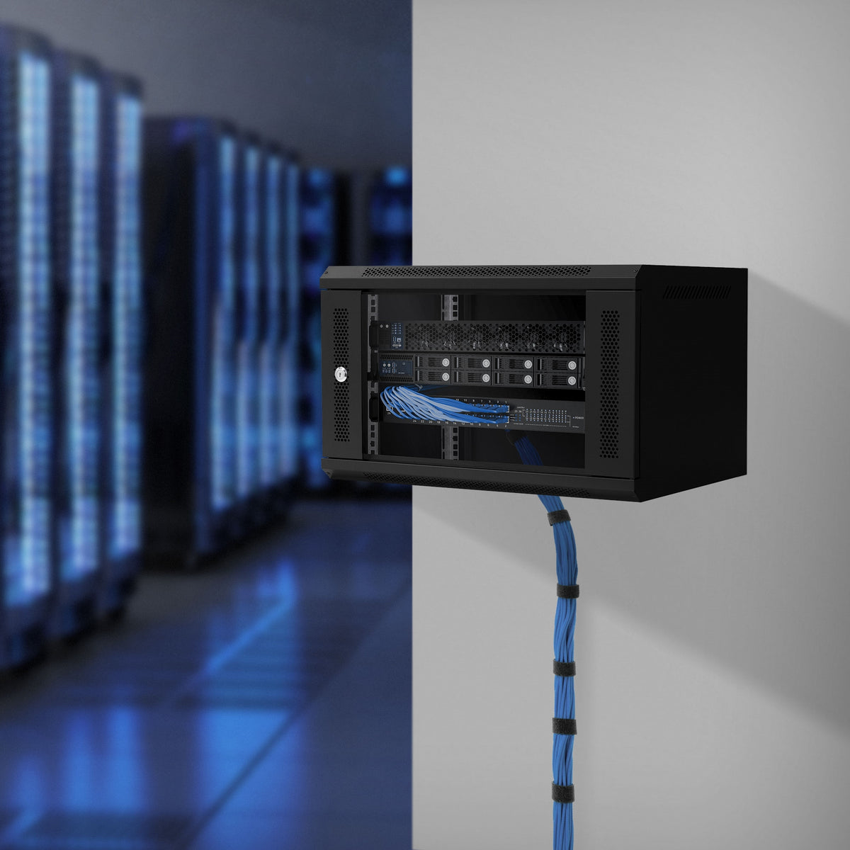 Schwarzer Server-Schrank an einer Wand mit Kabeln, im Hintergrund Server-Racks.