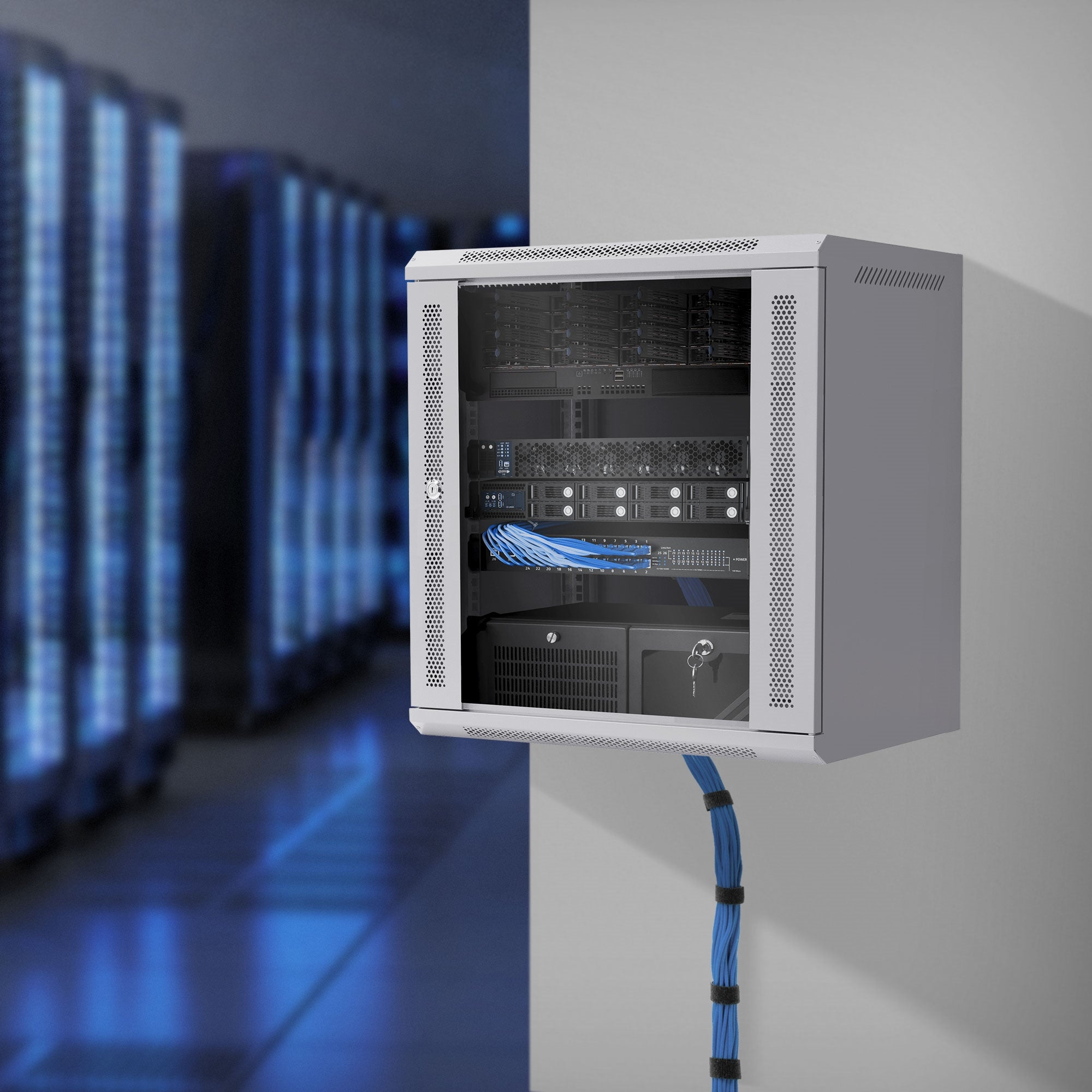 Weißer Server-Schrank an einer Wand, Kabel sichtbar, im Hintergrund Server.