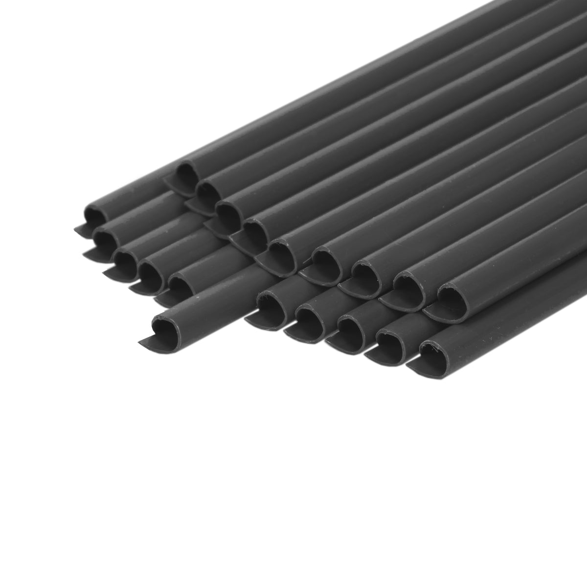 Schwarze PVC-Rohre, die nebeneinander liegen.