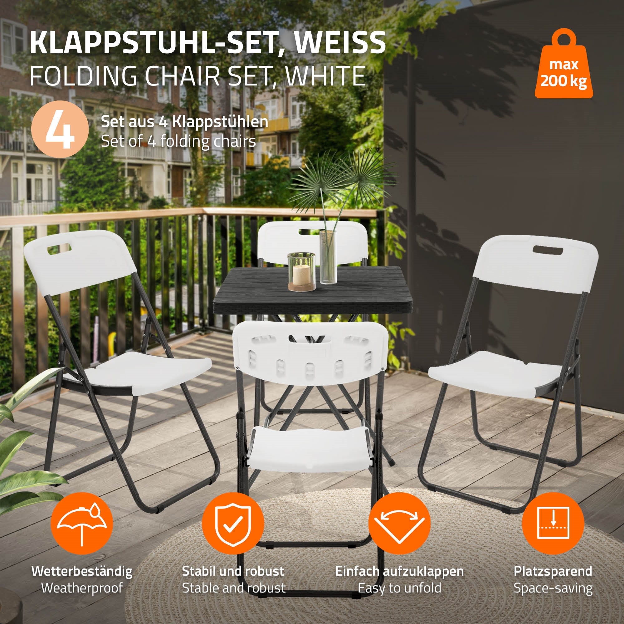 Set aus vier weißen Klappstühlen und einem schwarzen Tisch auf einer Terrasse.