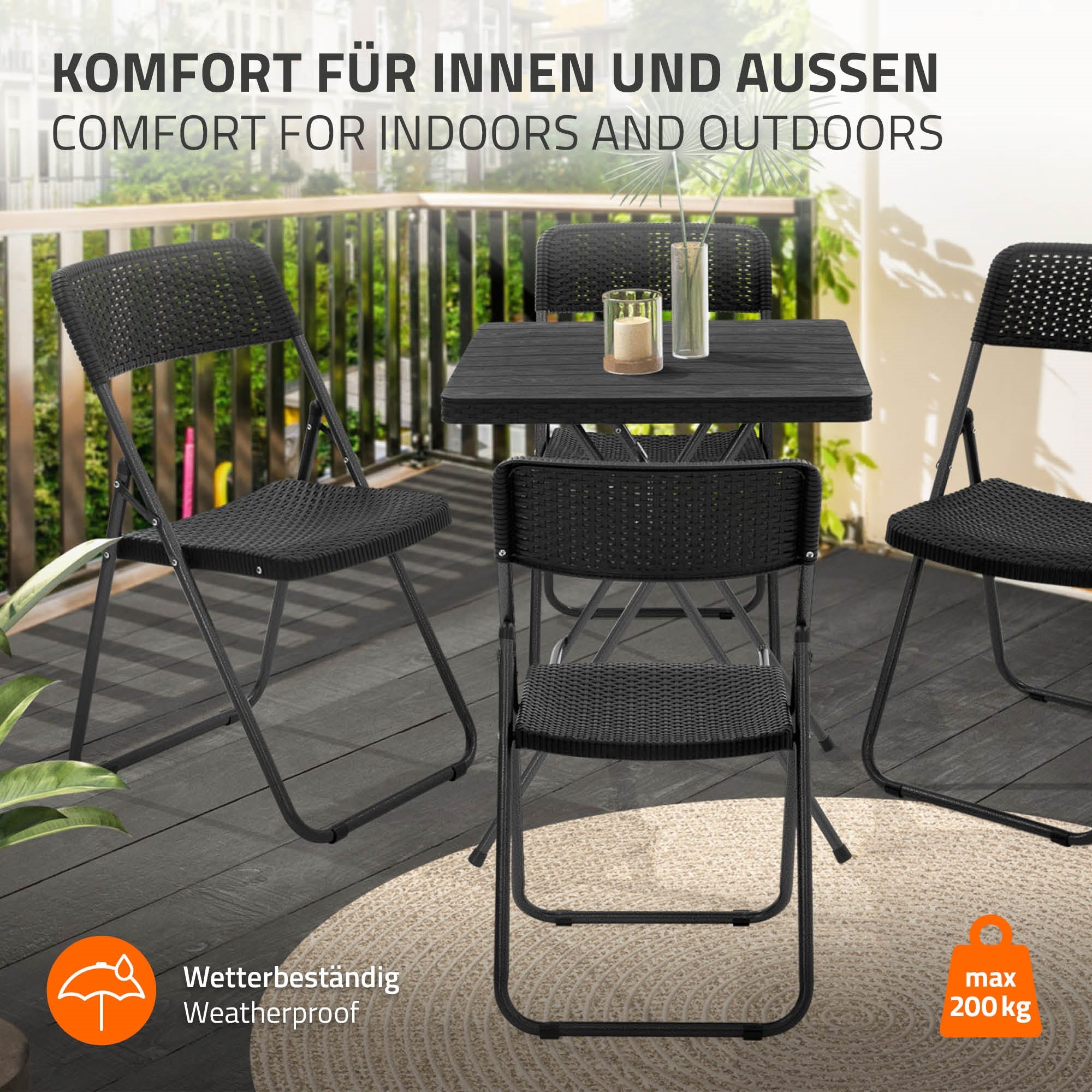 Sorte klapstole og et bord på en terrasse, vejrbestandige, til indendørs og udendørs brug.