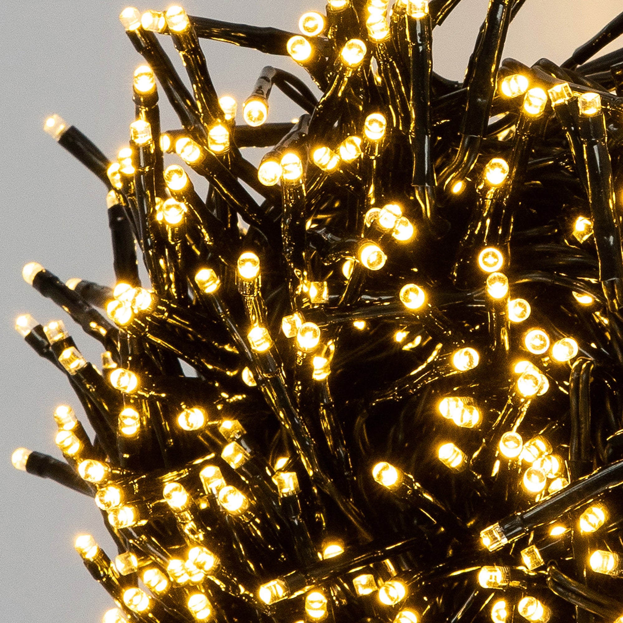 Nahaufnahme einer Lichterkette mit vielen leuchtenden LEDs.