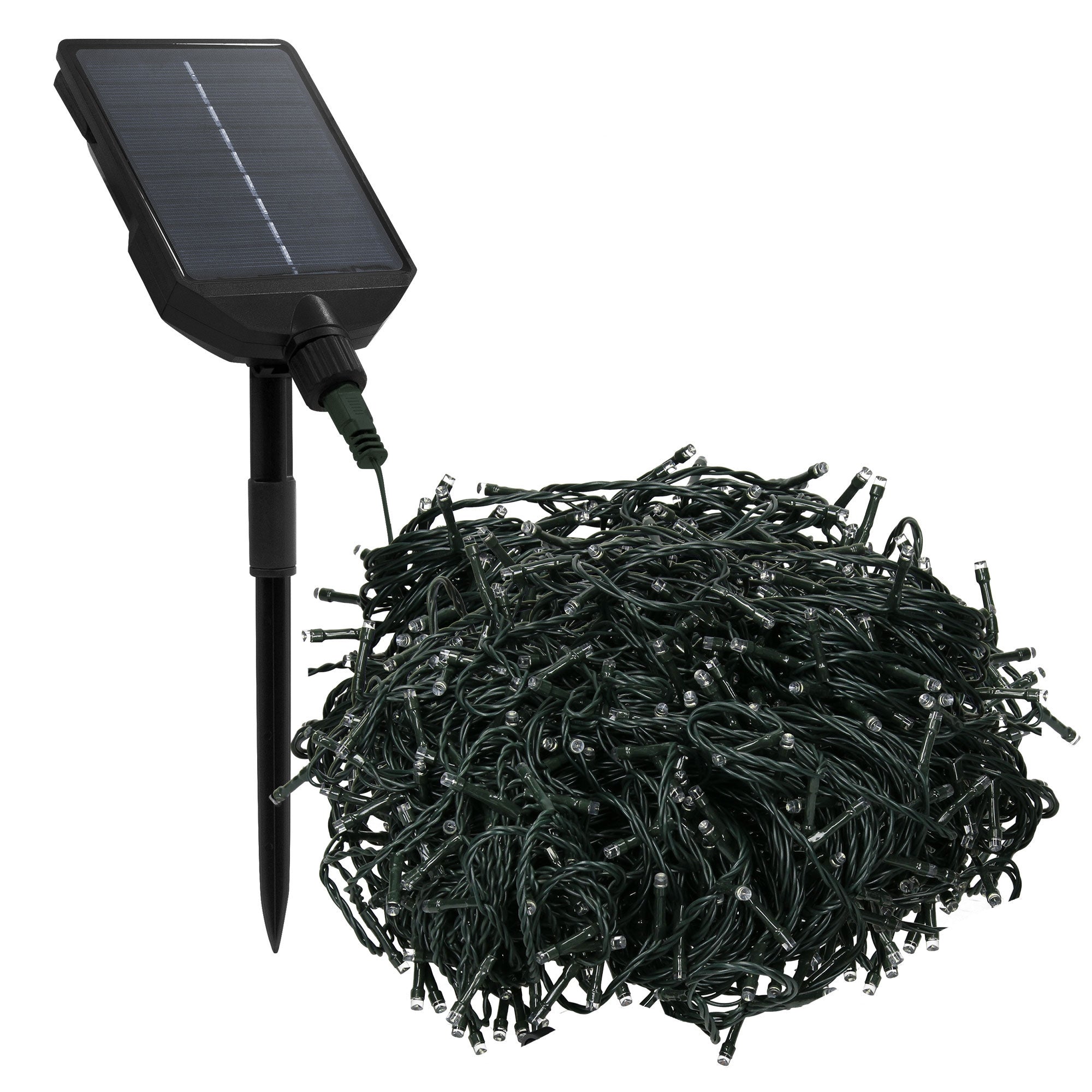 Solarmodul mit Kabel und einer unordentlichen Lichterkette.
