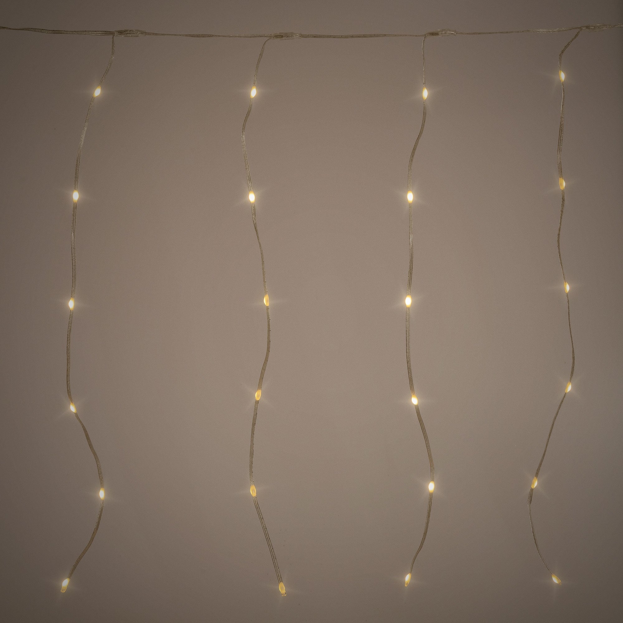 Lichterkette mit leuchtenden LEDs an einem neutralen Hintergrund.