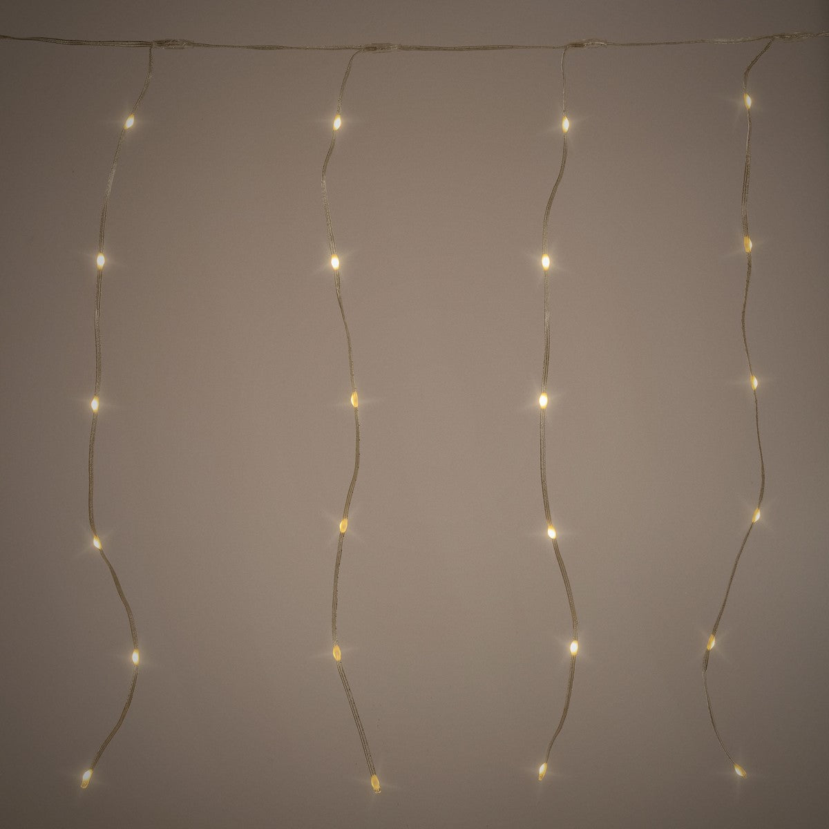 Lichterkette mit mehreren leuchtenden LEDs an einem transparenten Kabel.
