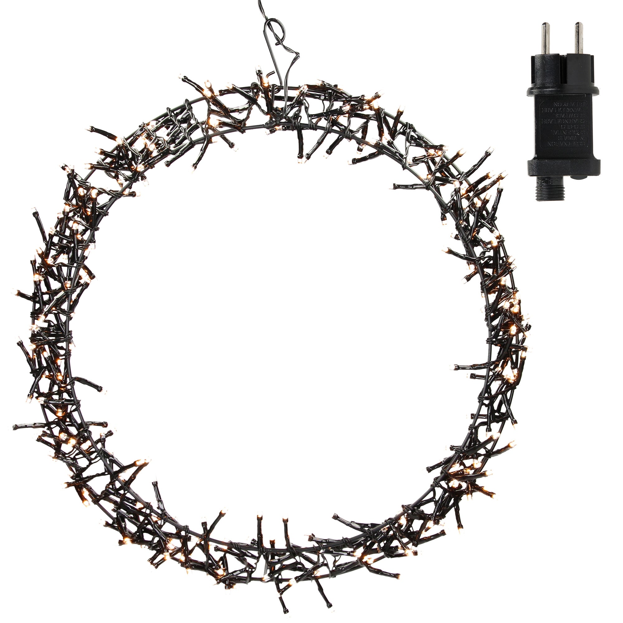 Lichterkranz aus Ästen mit einem schwarzen Stecker daneben.