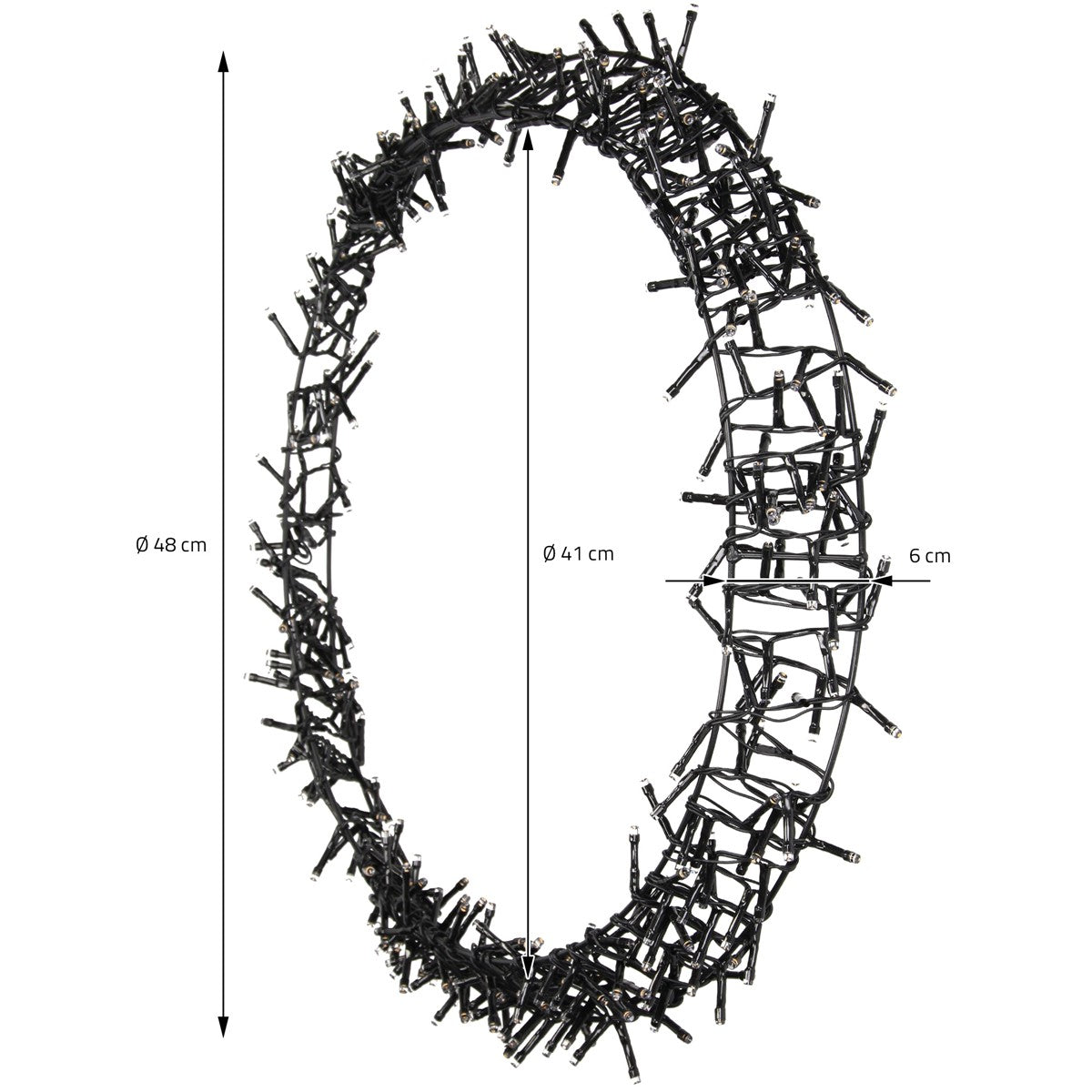 Sort krans af tråd med uregelmæssige strukturer, diameter 48 cm.