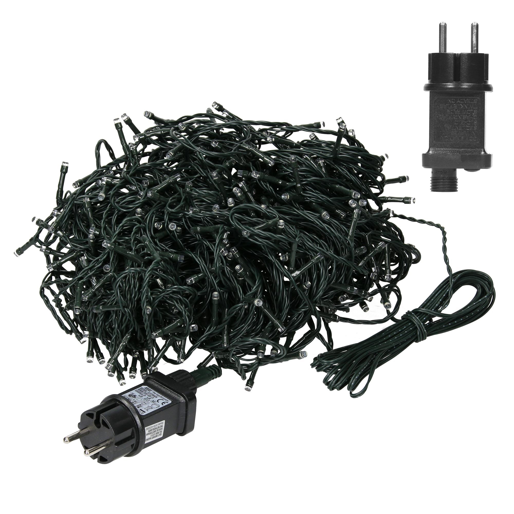 Ein Haufen von grünen Lichtern mit Stecker und einem weiteren Stecker auf einem weißen Hintergrund.