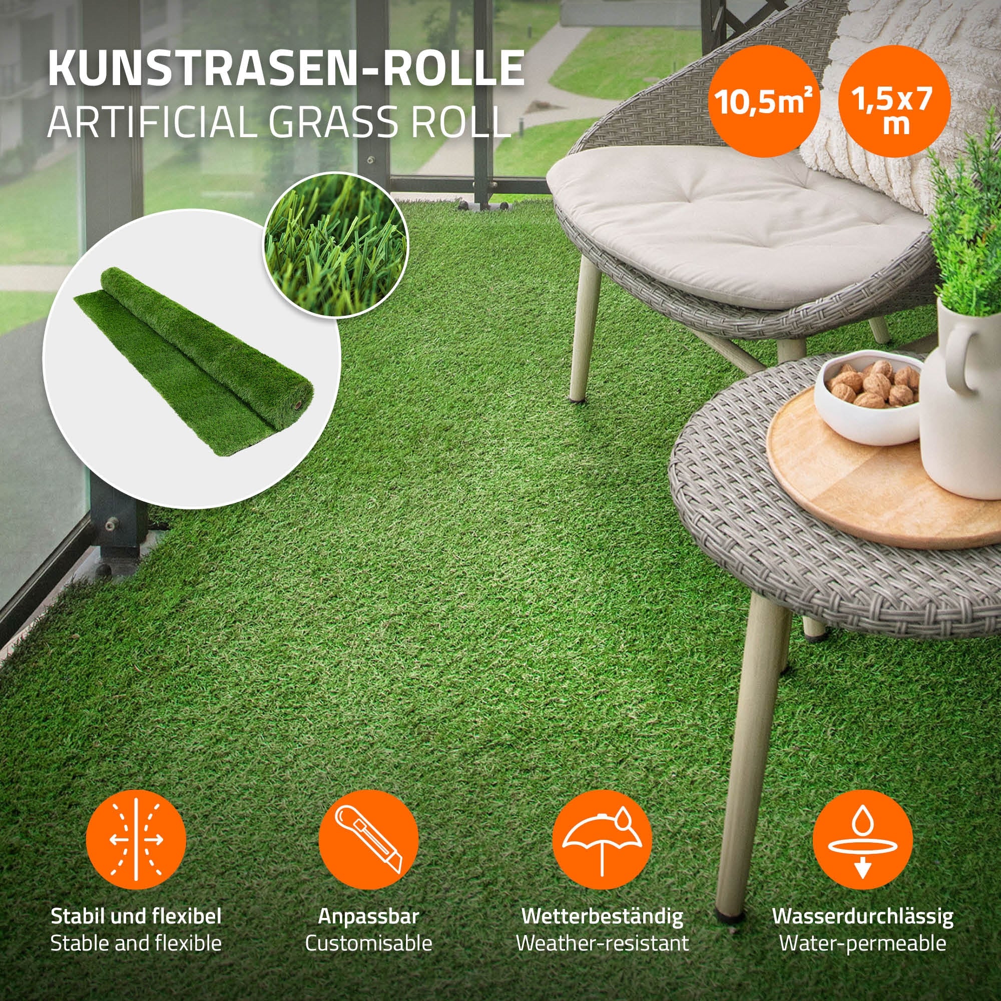 Kunststoffrasenrolle auf einem Balkon mit zwei Stühlen und einem Tisch.