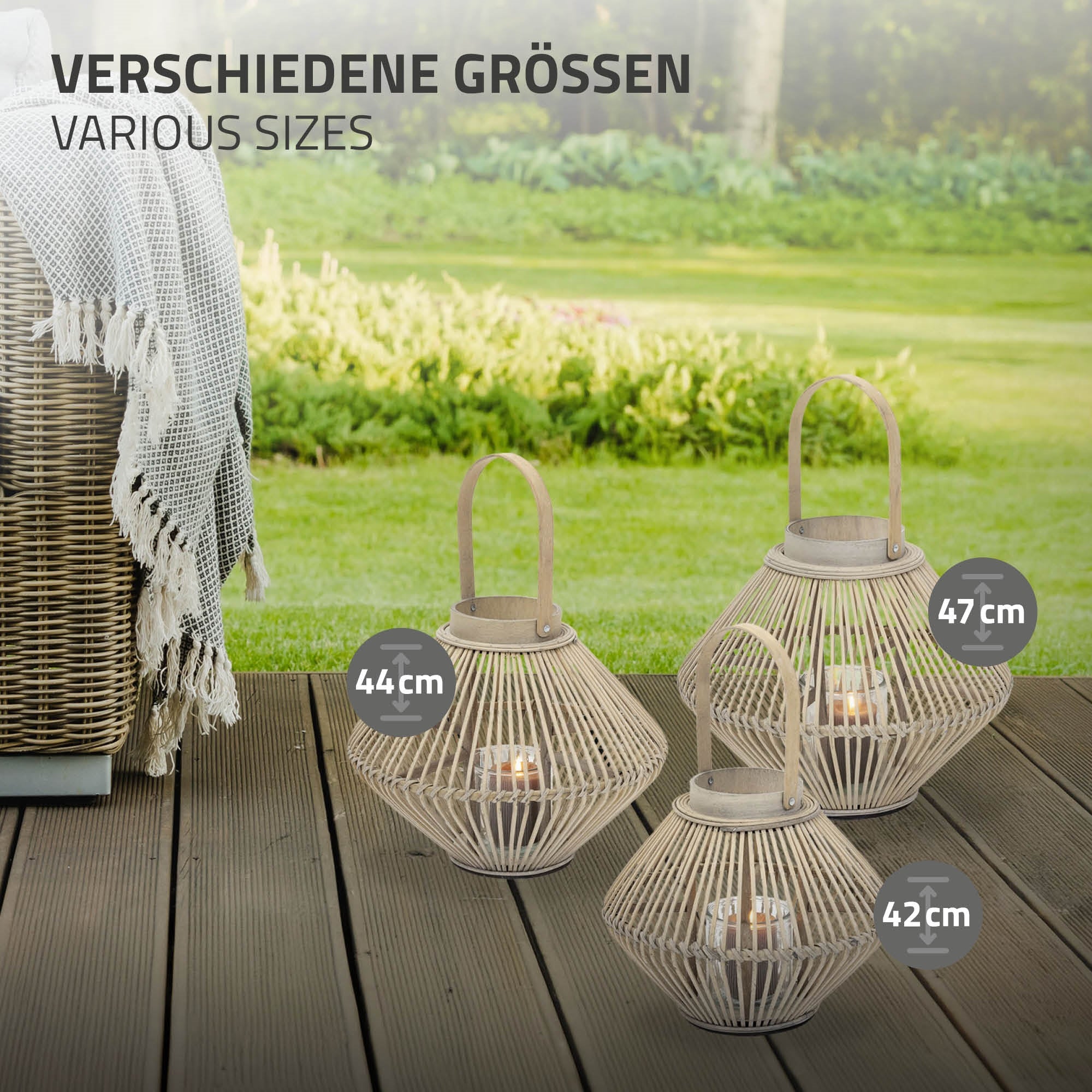 Drei Laternen in verschiedenen Größen auf einem Holzboden, mit Rasen im Hintergrund.