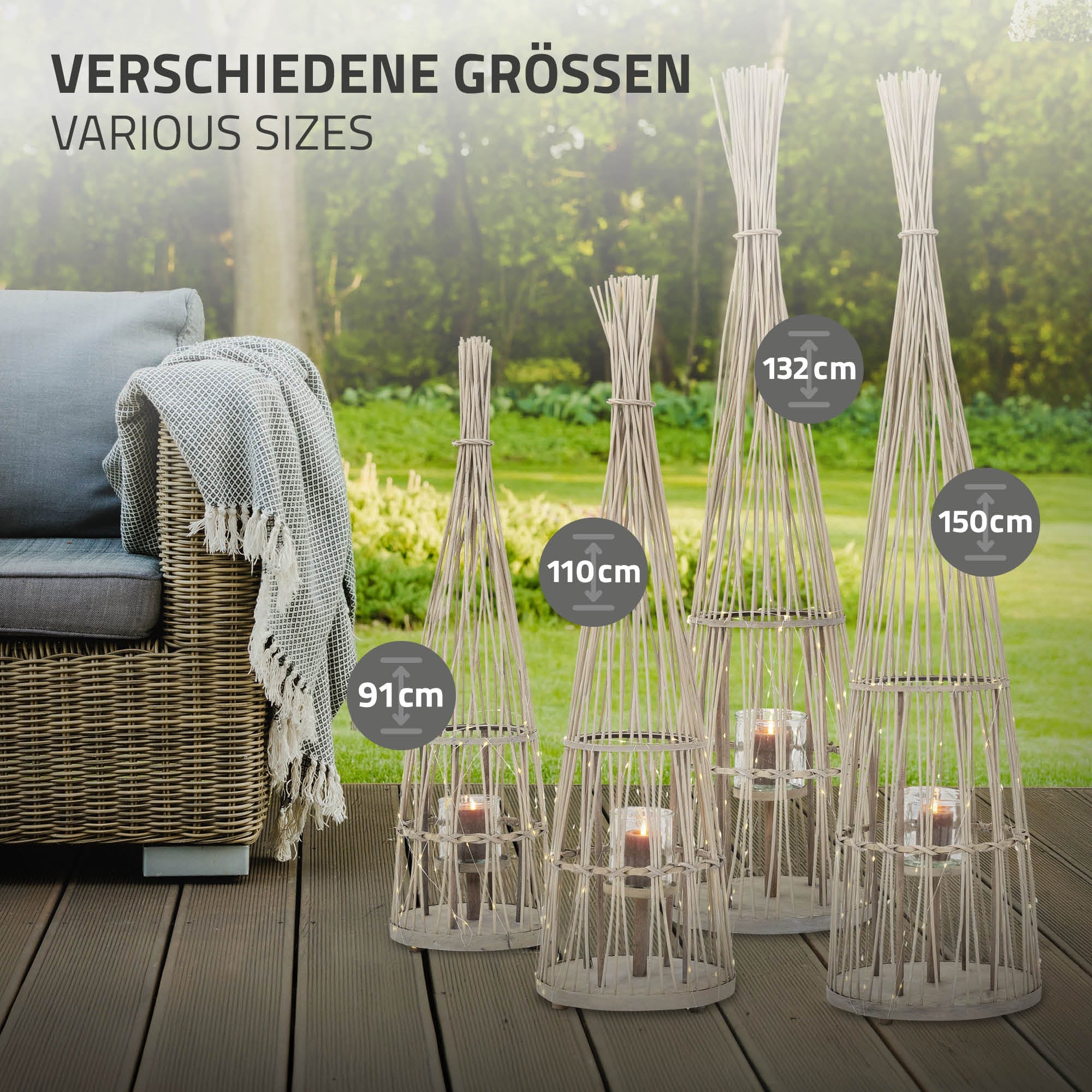 Vier dekorative Laternen in verschiedenen Größen stehen auf einem Holzboden.