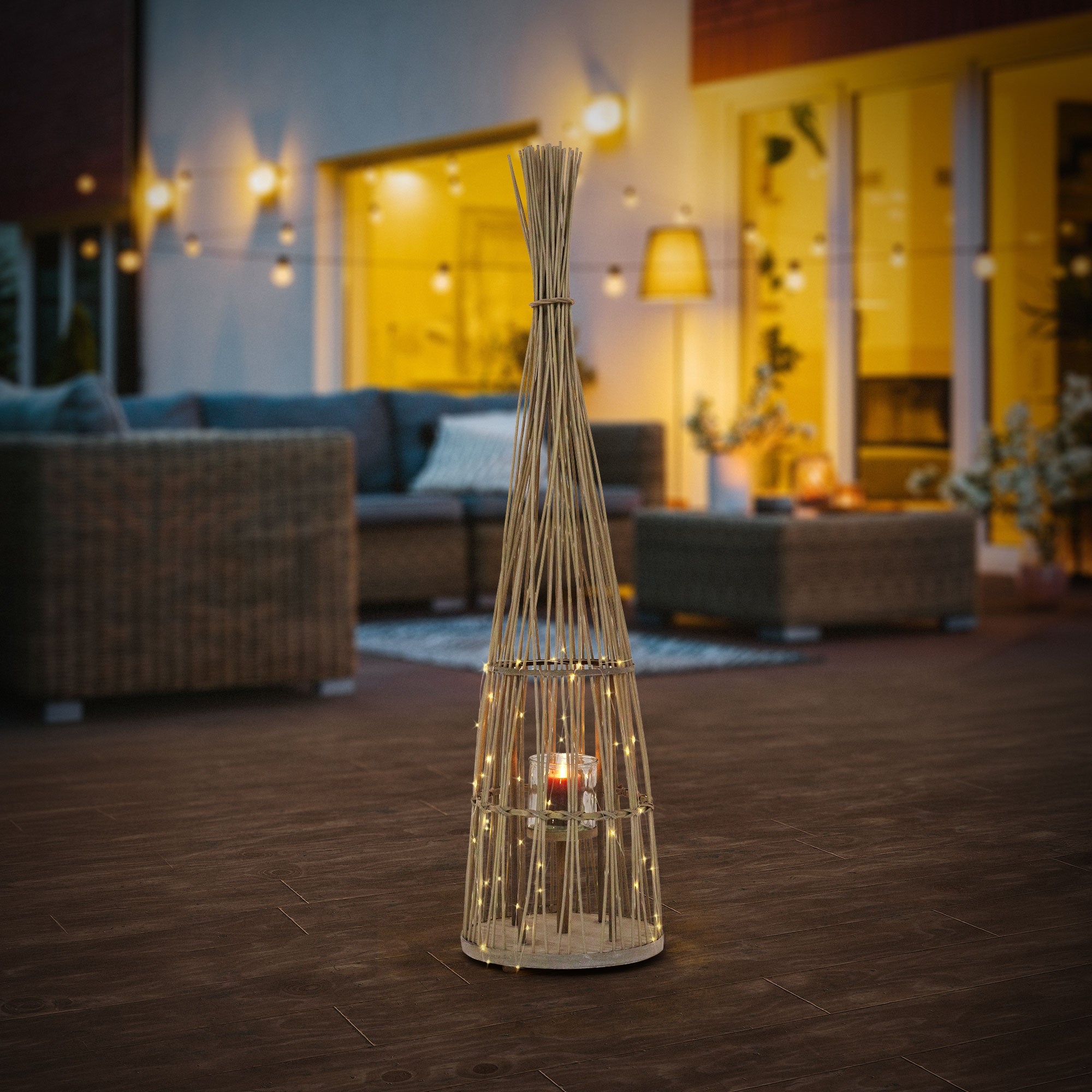 Eine große Laterne mit Lichtern, auf einer Terrasse bei Nacht.