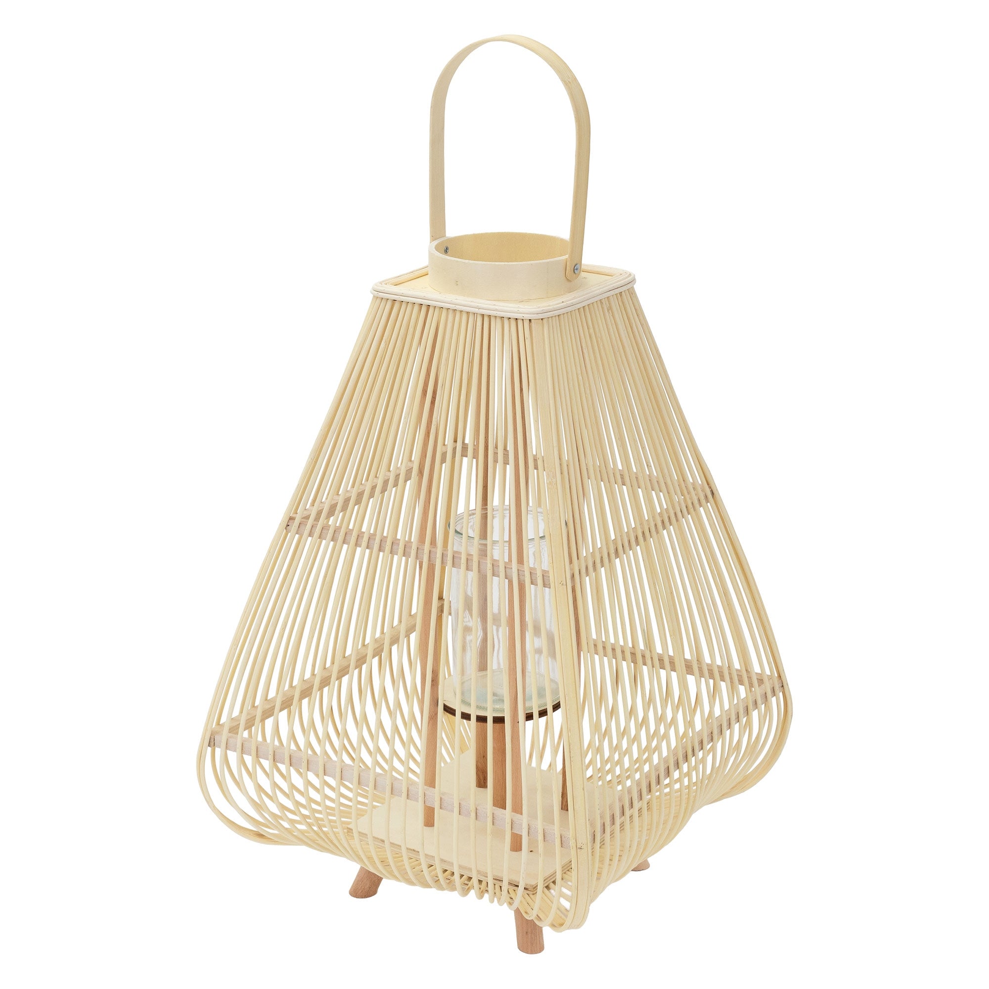 En rund lanterne lavet af rattan med glasbeholder til et lys.
