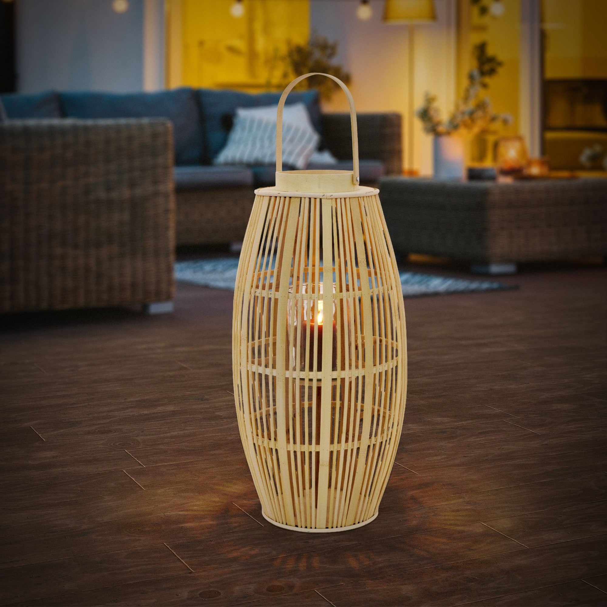 Velká lampa stojí na dřevěné podlaze v útulné místnosti.