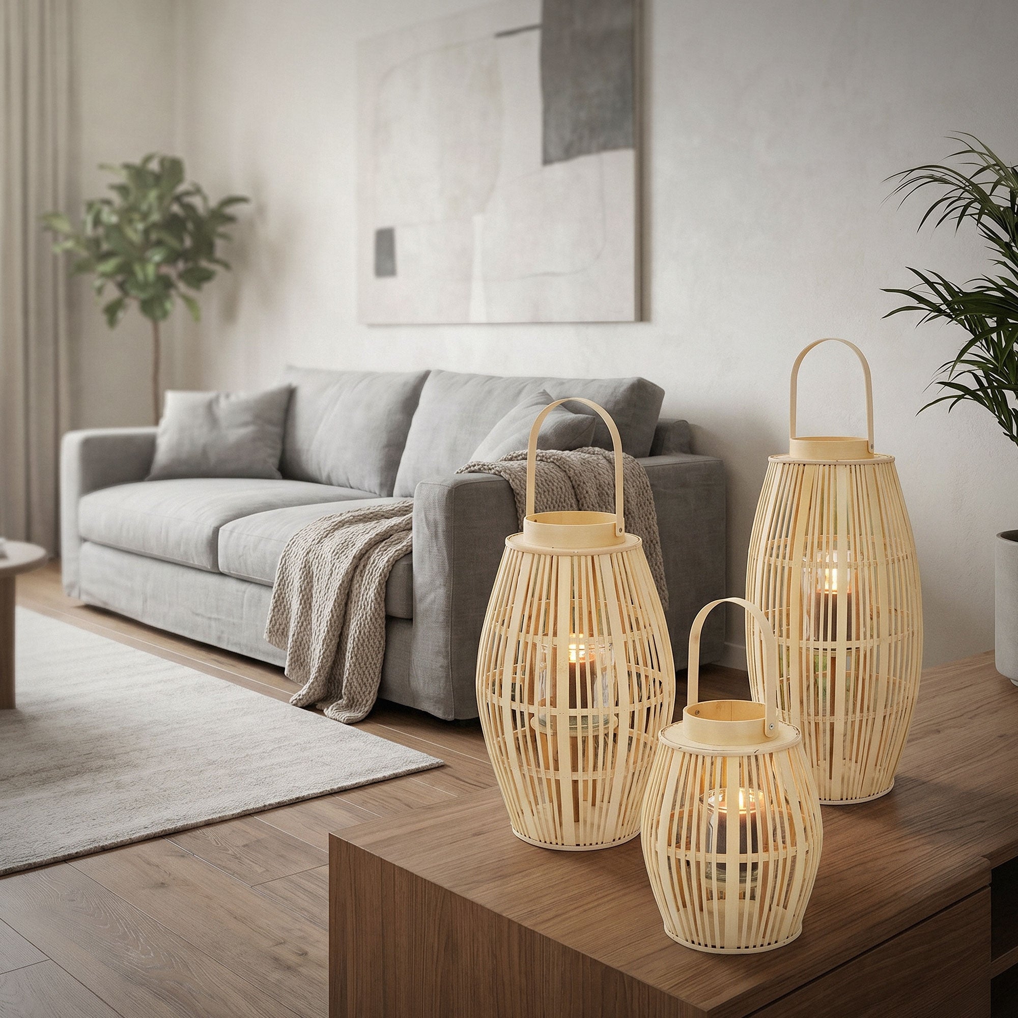 Tři pletené lampy z dřeva stojí na stole v moderním prostoru.