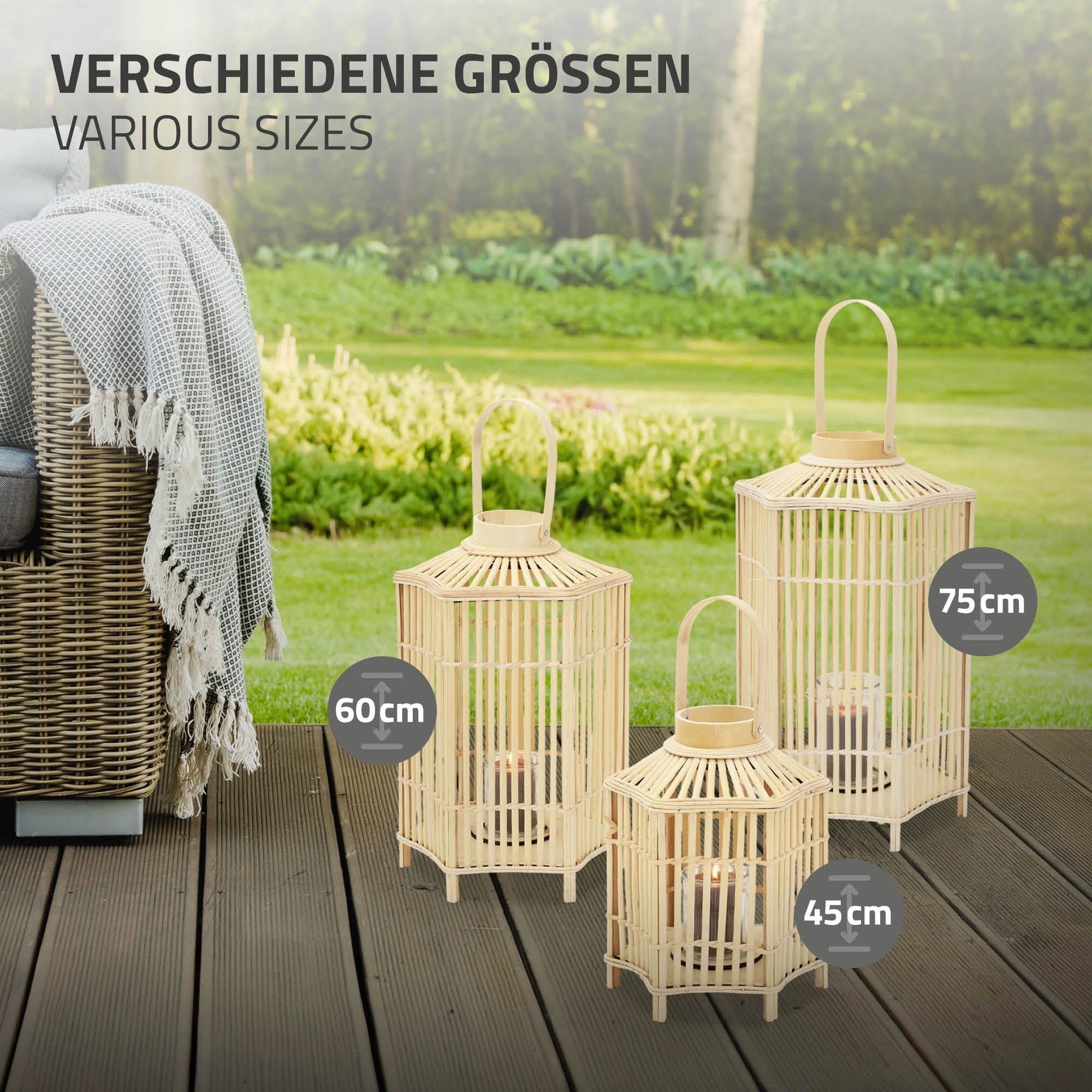 Drei Laternen in verschiedenen Größen auf einem Holzboden im Garten.