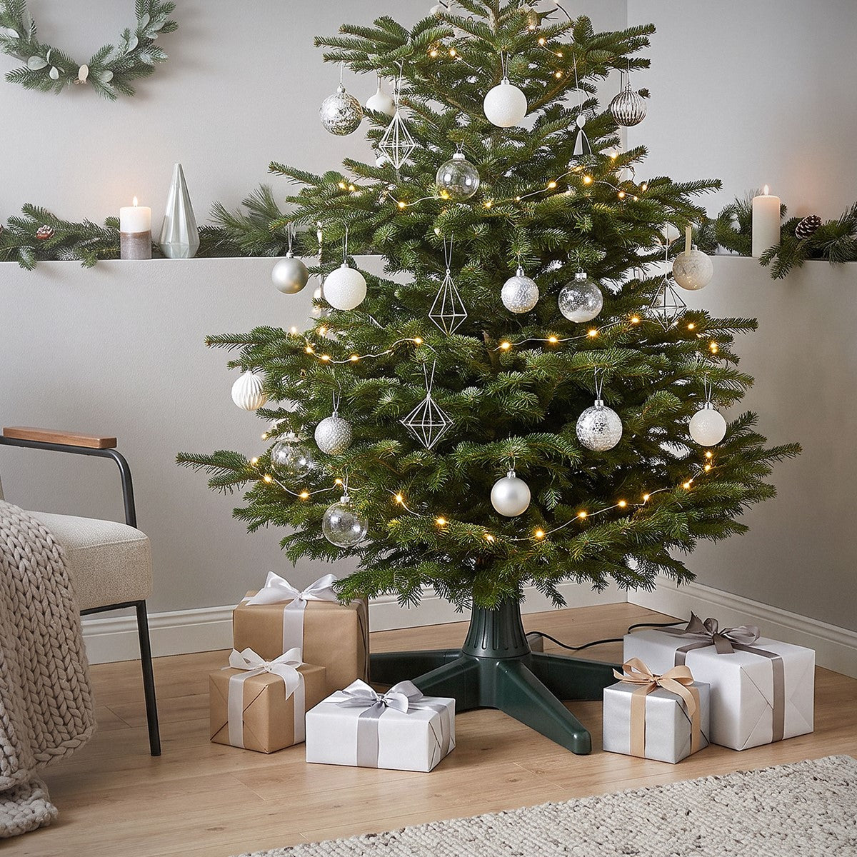 Ein geschmückter Weihnachtsbaum mit Geschenken darunter in einem gemütlichen Raum.