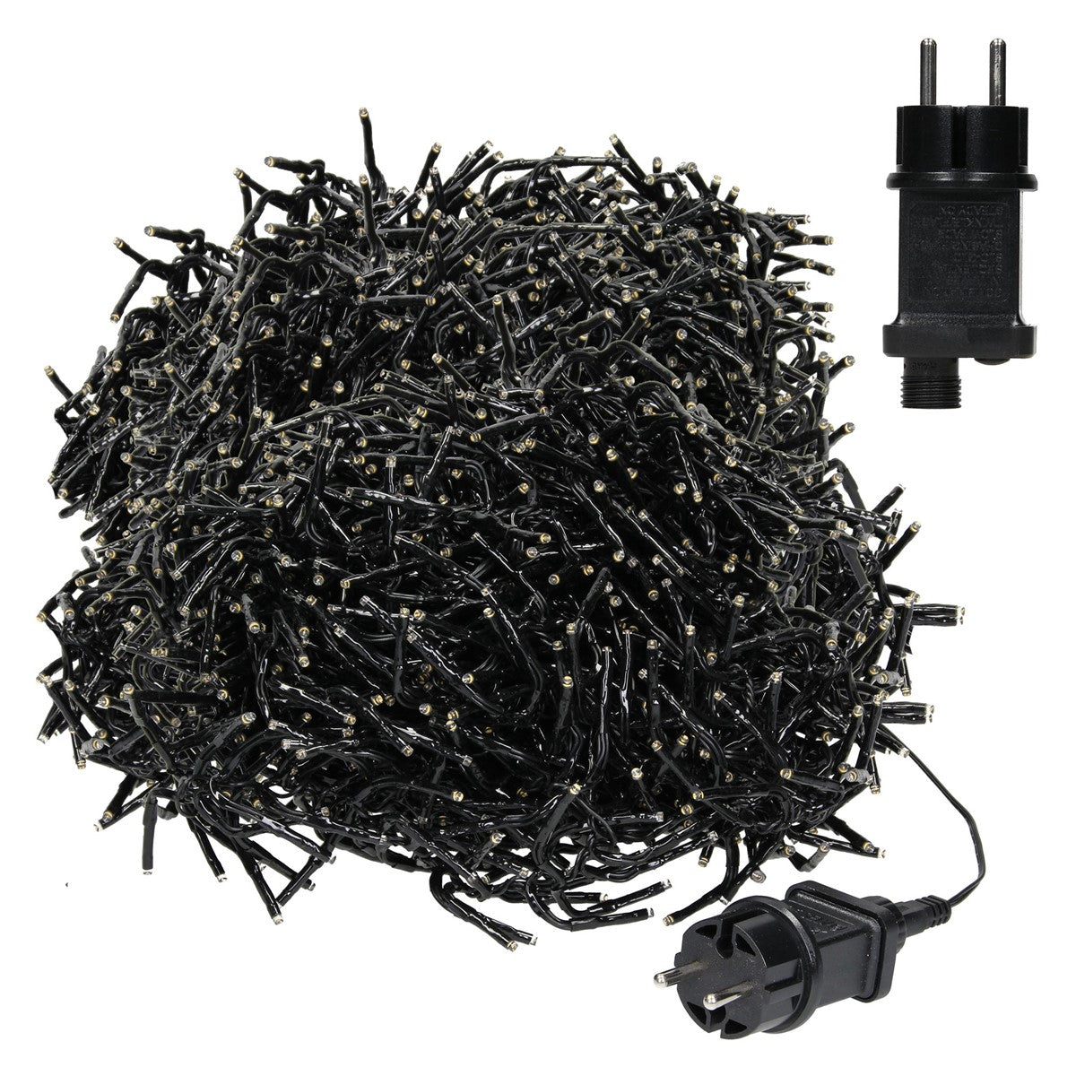 Aufgewickelte schwarze Lichterkette mit kleinen LEDs und zwei schwarzen Netzsteckern auf weißem Hintergrund.