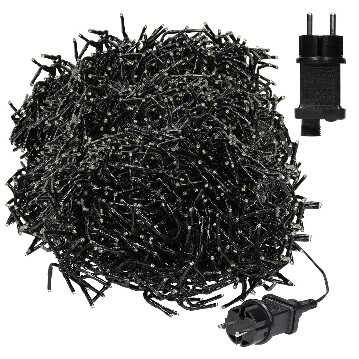 Schwarze Lichterkette als Knäuel neben einem separaten zweipoligen Stecker auf weißem Hintergrund.